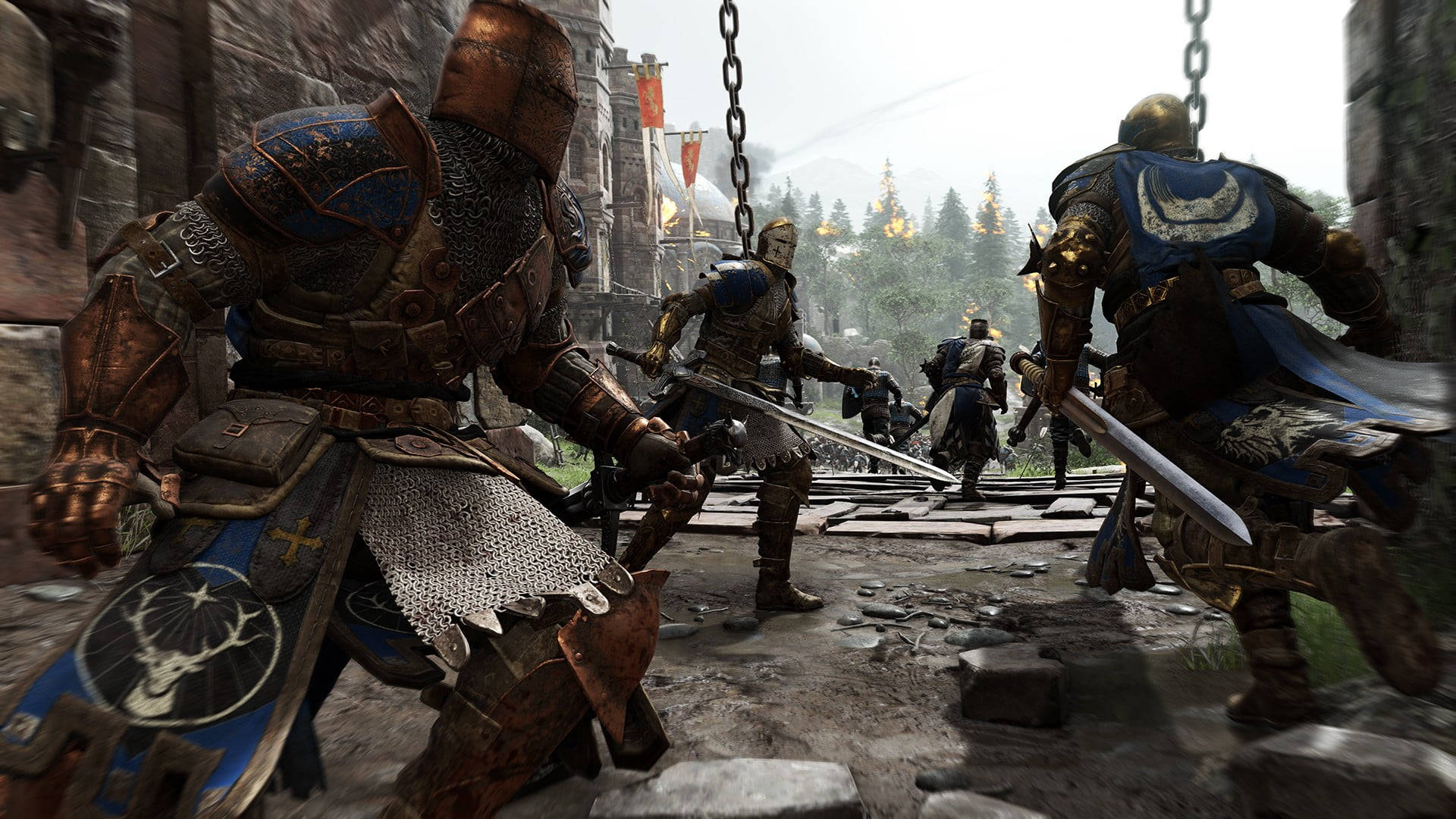 《For Honor》征服者背影截圖 壁紙 — 中世紀騎士身穿華麗盔甲，在陰天下的石橋上交鋒，遠處有城堡塔樓。