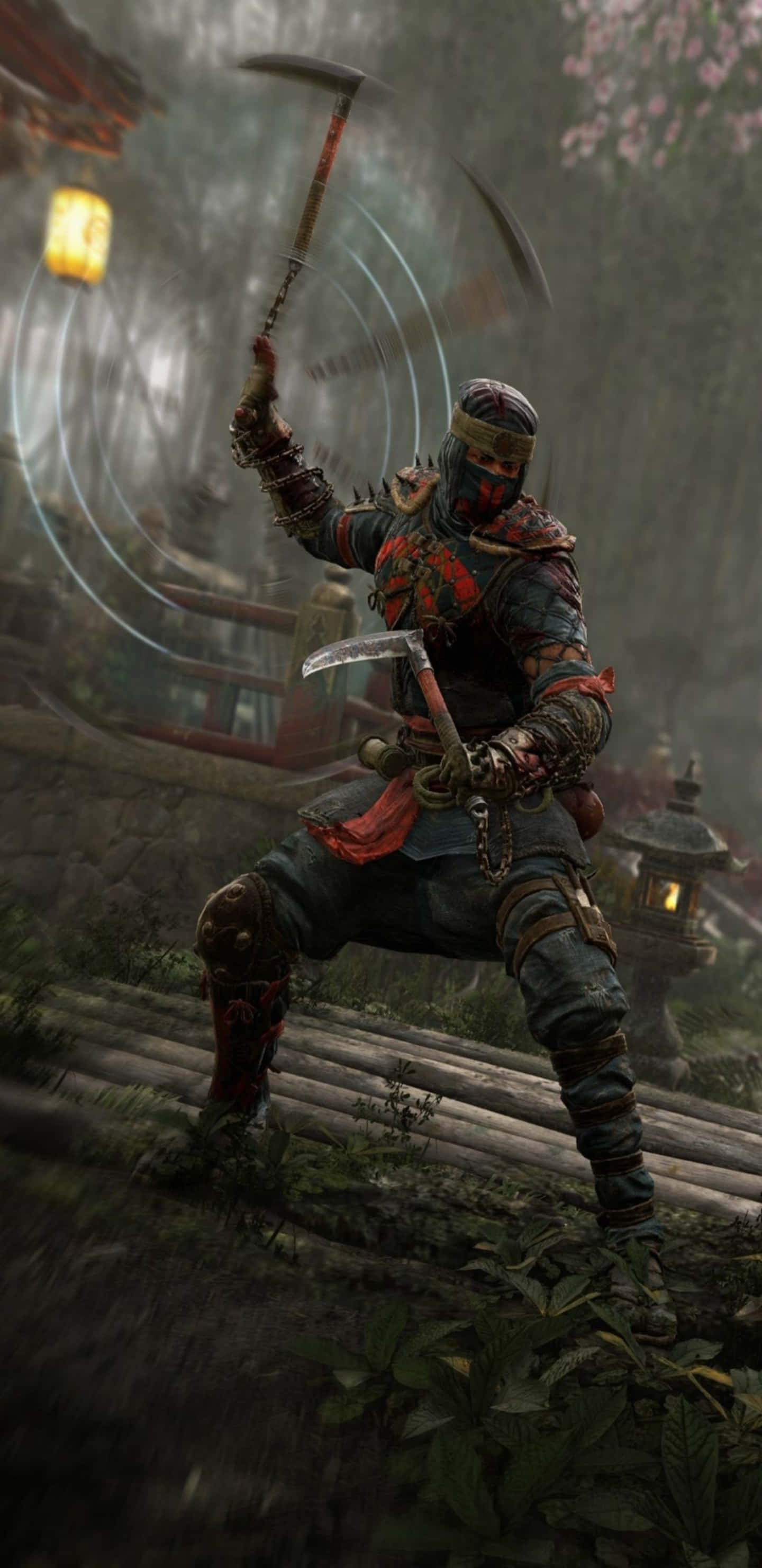 For Honor 忍者回旋鎖鏈刀背景 (Pixel 3xl) 壁紙 — 一名戴面具的戰士身穿華麗盔甲，在霧氣瀰漫的花園中揮舞發光的斧頭，周圍有櫻花和燈籠。