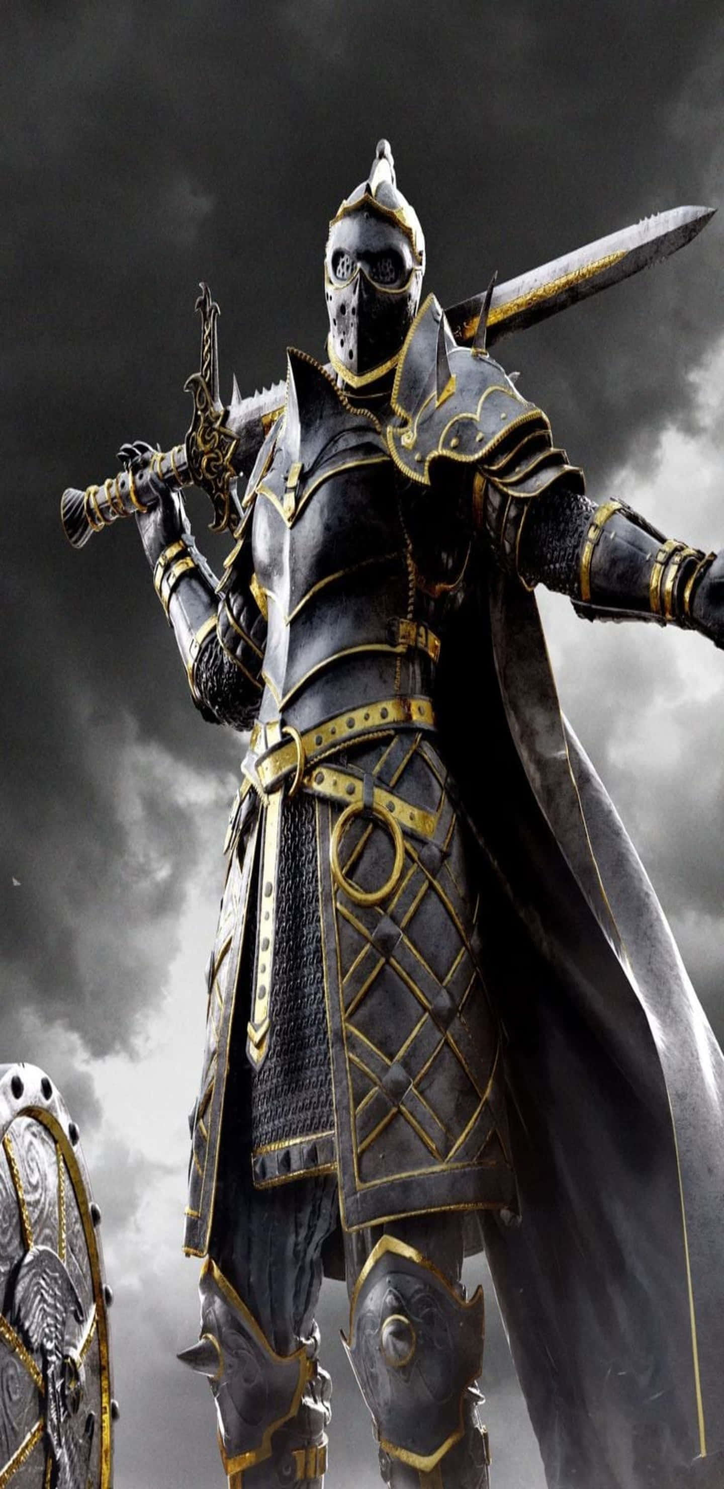 For Honor 暴君黑甲背景 (Pixel 3xl) 壁紙 — 一個戴著骷髏面具、帶金色裝飾的高大裝甲戰士，手持劍和盾牌，挑釁地站在暴風雨的灰色天空下。