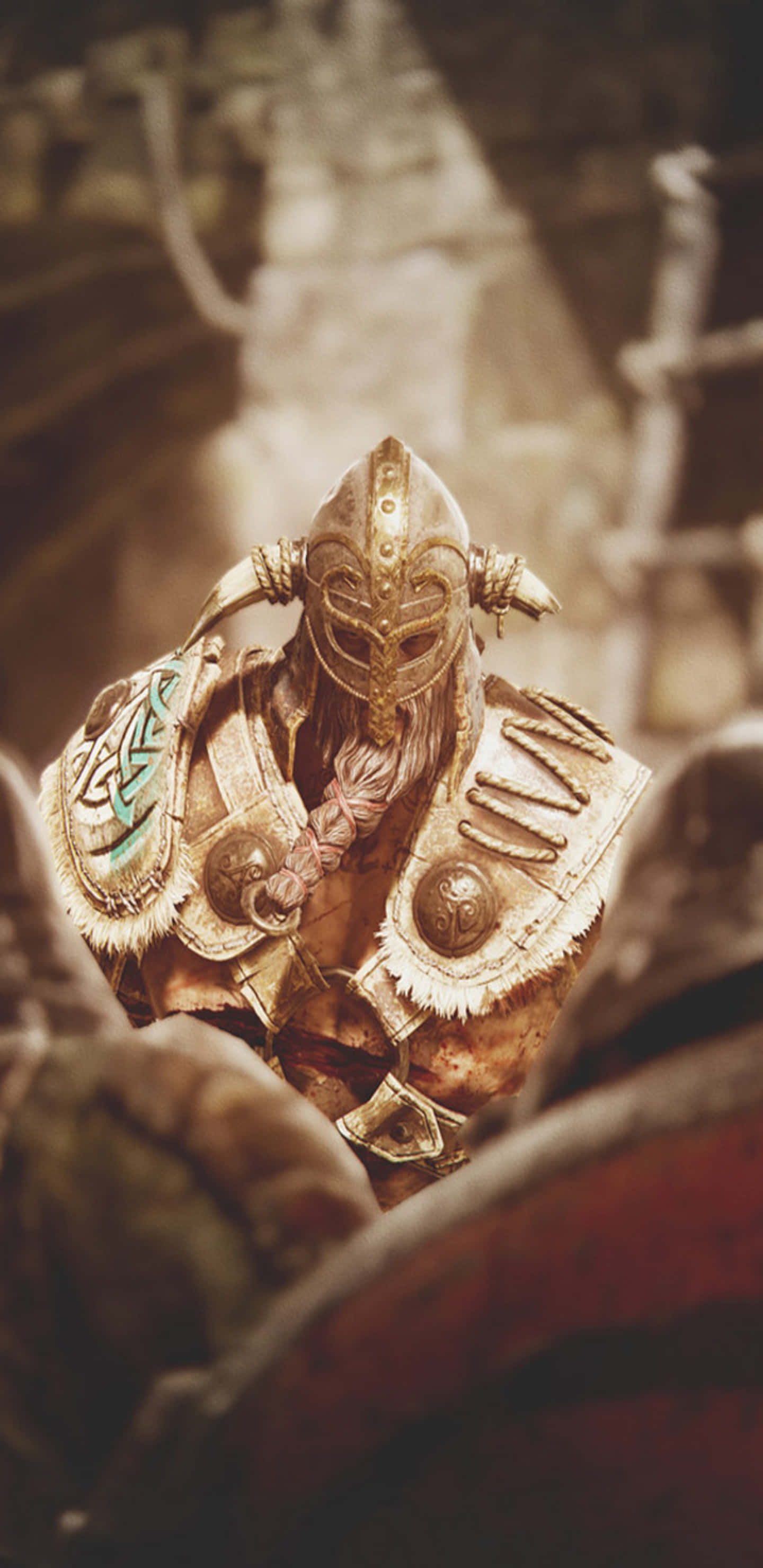 For Honor 遊戲壁紙為 Pixel 3XL 設計 壁紙 — 一名身穿華麗金色盔甲、頭戴角盔的戰士，坐在沐浴在溫暖棕褐色光線中的古老石廢墟中。