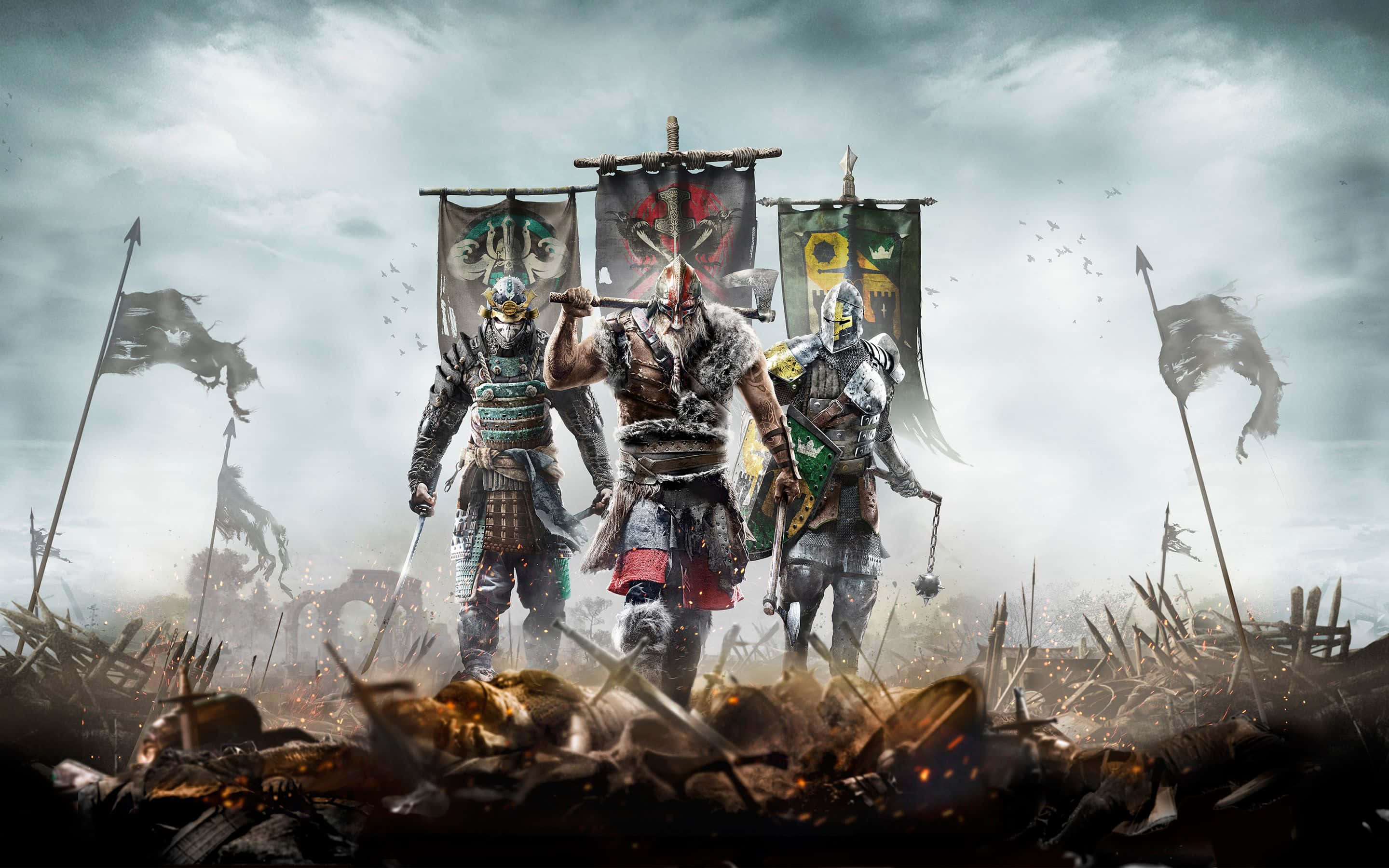 《For Honor》遊戲高畫質戰場畫面 壁紙 — 三名身穿鎧甲的戰士在風暴般的灰色天空下，站在散落著斷矛和倒下的敵人的戰場上，挑釁地站立著。