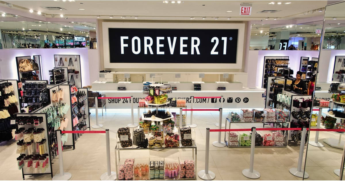 Forever 21配件店 壁紙 — 光線明亮的Forever 21零售店內部，設有服裝配飾貨架和收銀台，上方有大型品牌標誌。