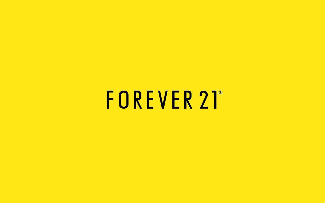 Forever 21 時尚品牌標誌 壁紙 — 大膽的黑色 Forever 21 標誌居中在充滿活力的純黃色背景上。