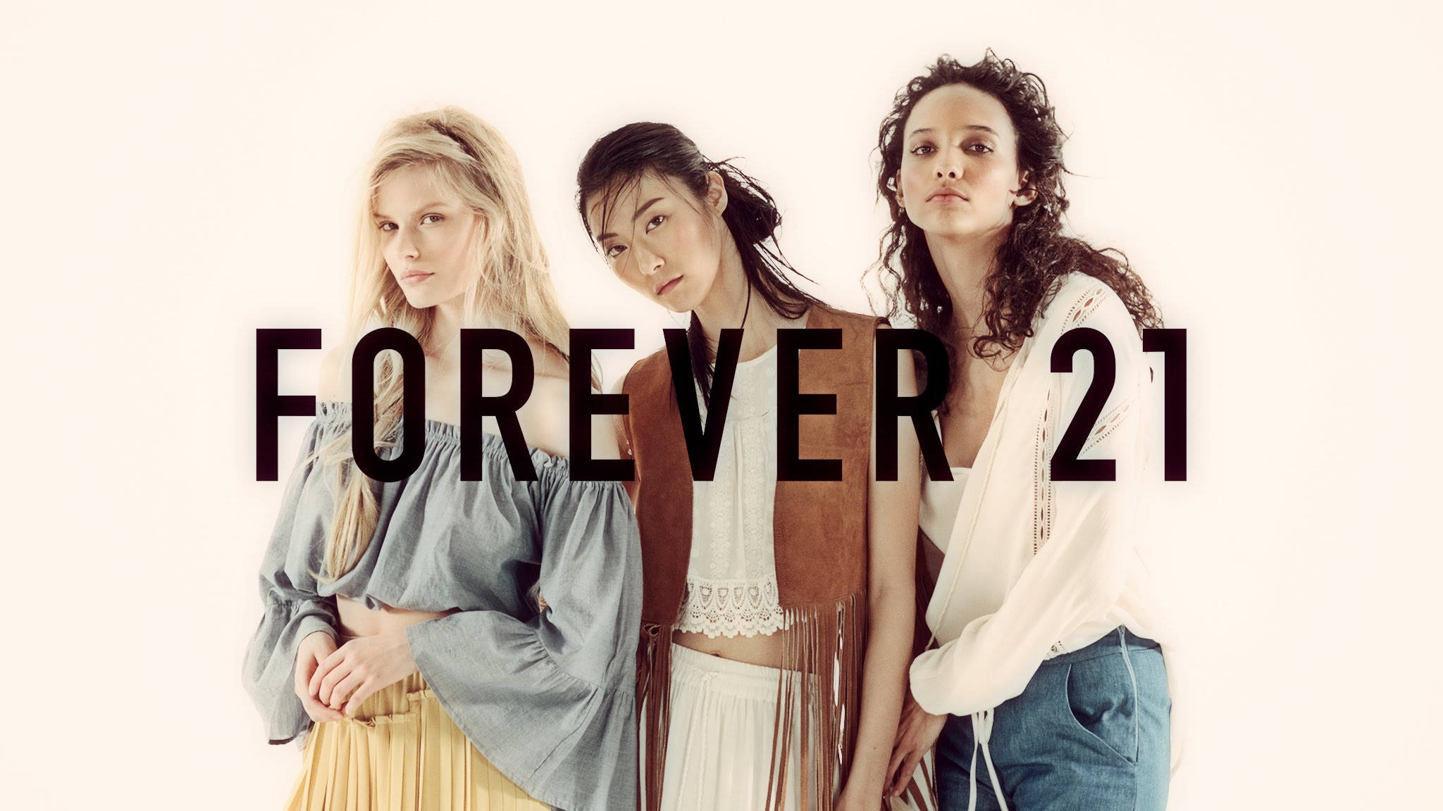 Forever 21 時尚模特兒 壁紙 — 三位穿著波希米亞風格服裝的女性在素色背景前擺姿勢，並疊加了FOREVER 21文字。