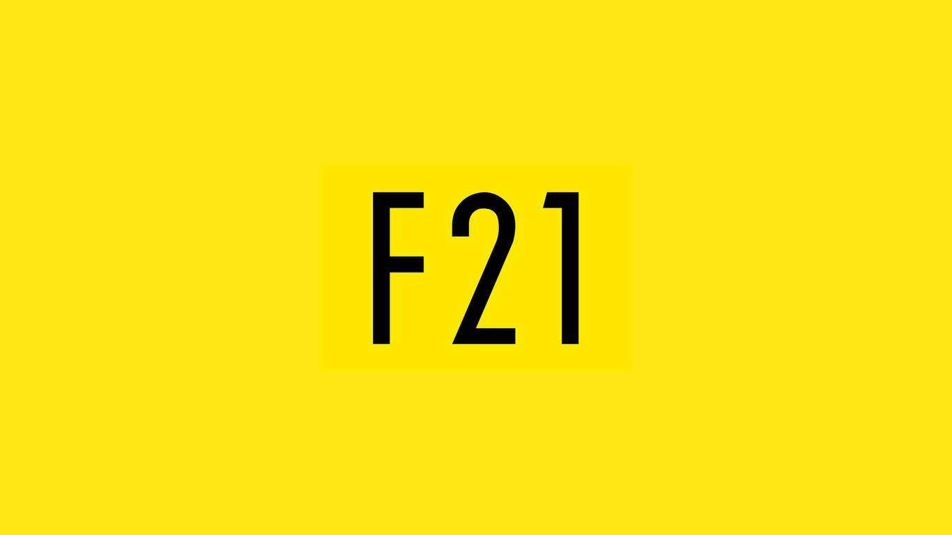 Forever 21 最簡標誌 壁紙 — 粗體黑色F21文字居中於鮮黃色背景上，帶有微妙陰影。