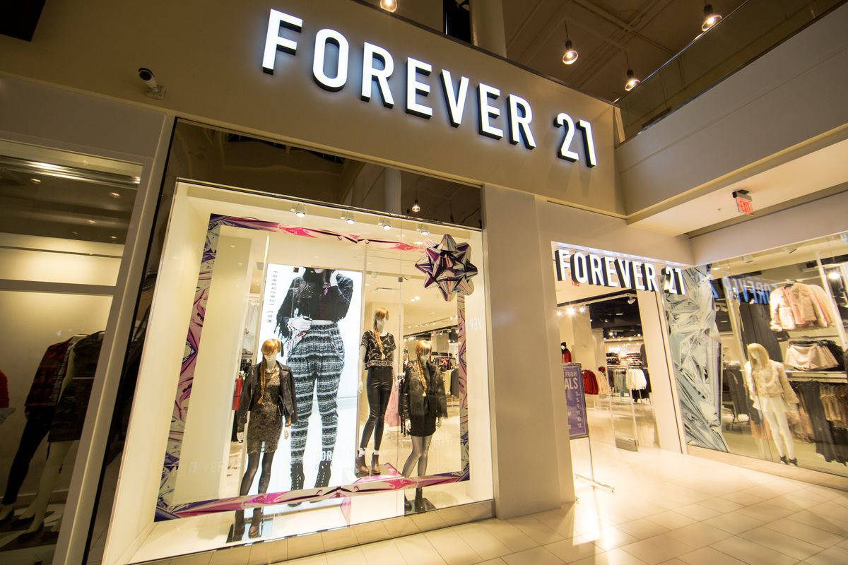 Forever 21 服裝精品店 壁紙 — 光猛明亮的Forever 21店舖門面，商場走廊內展示穿著時尚服裝的人體模型。