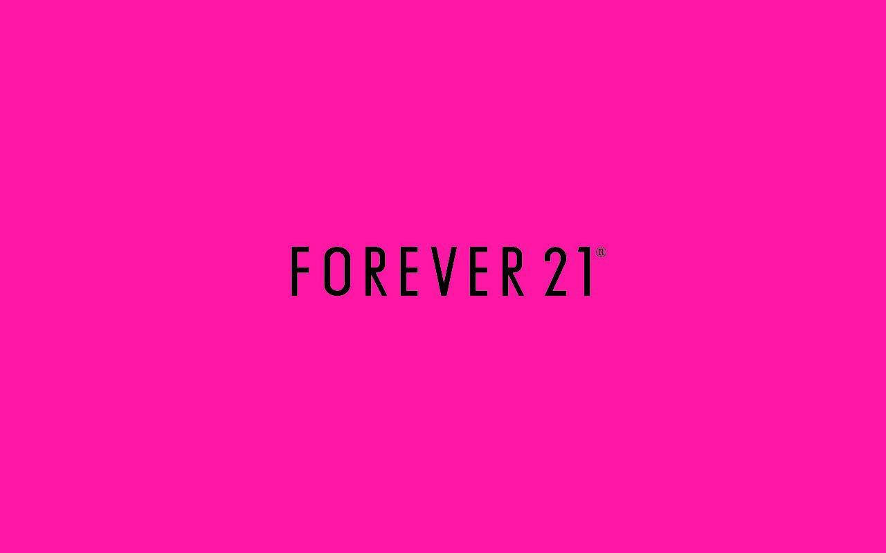 Forever 21 粉紅背景 壁紙 — 大膽黑色Forever 21標誌居中於鮮豔的熱粉紅色背景上。