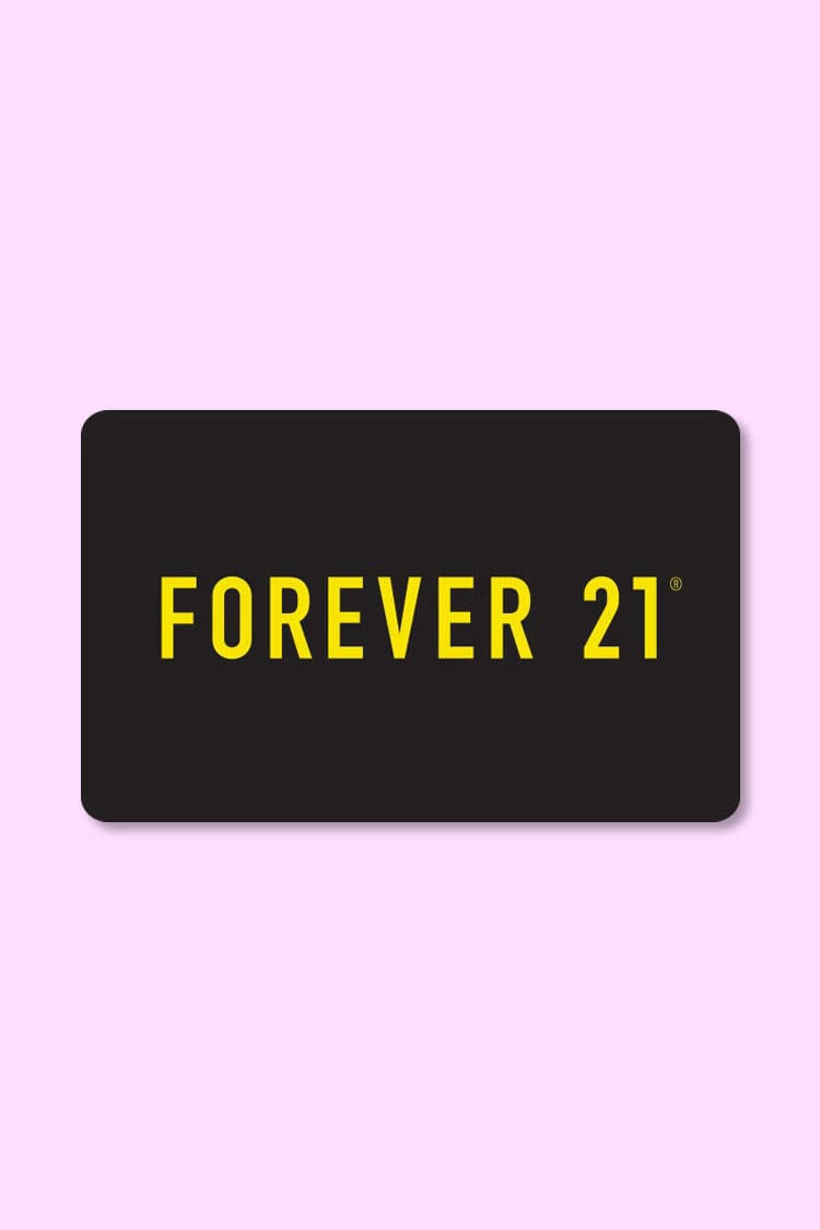 Forever 21 紫黑品牌標誌 壁紙 — 一張黑色Forever 21禮品卡，中央有粗體黃色文字，背景為柔和粉紅色。