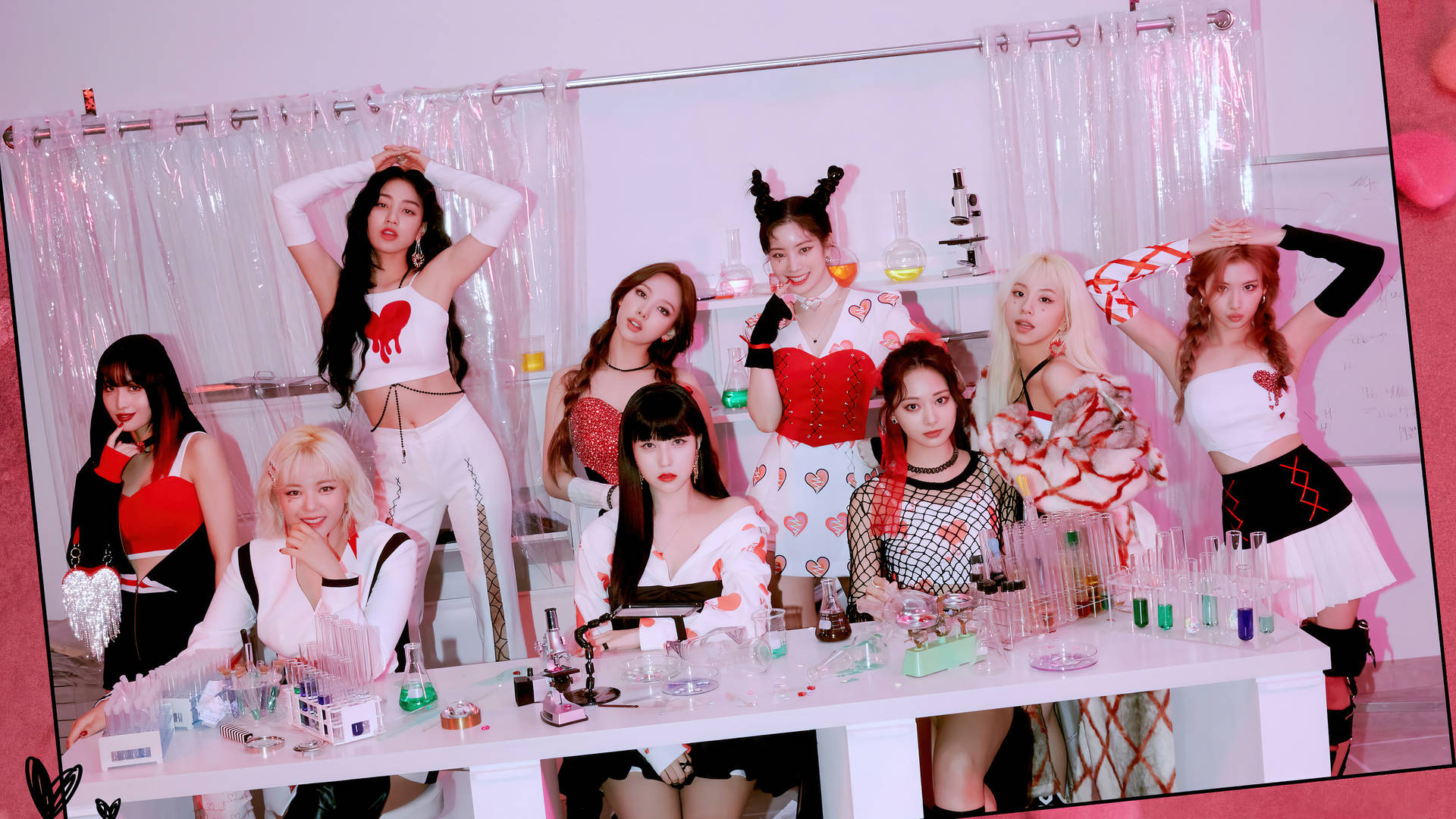 Formula Of Love 專輯海報 TWICE 4K 壁紙 — 七位身穿心形主題服裝的女性自信地圍繞著一張裝滿彩色試管和科學道具的實驗桌擺姿勢。