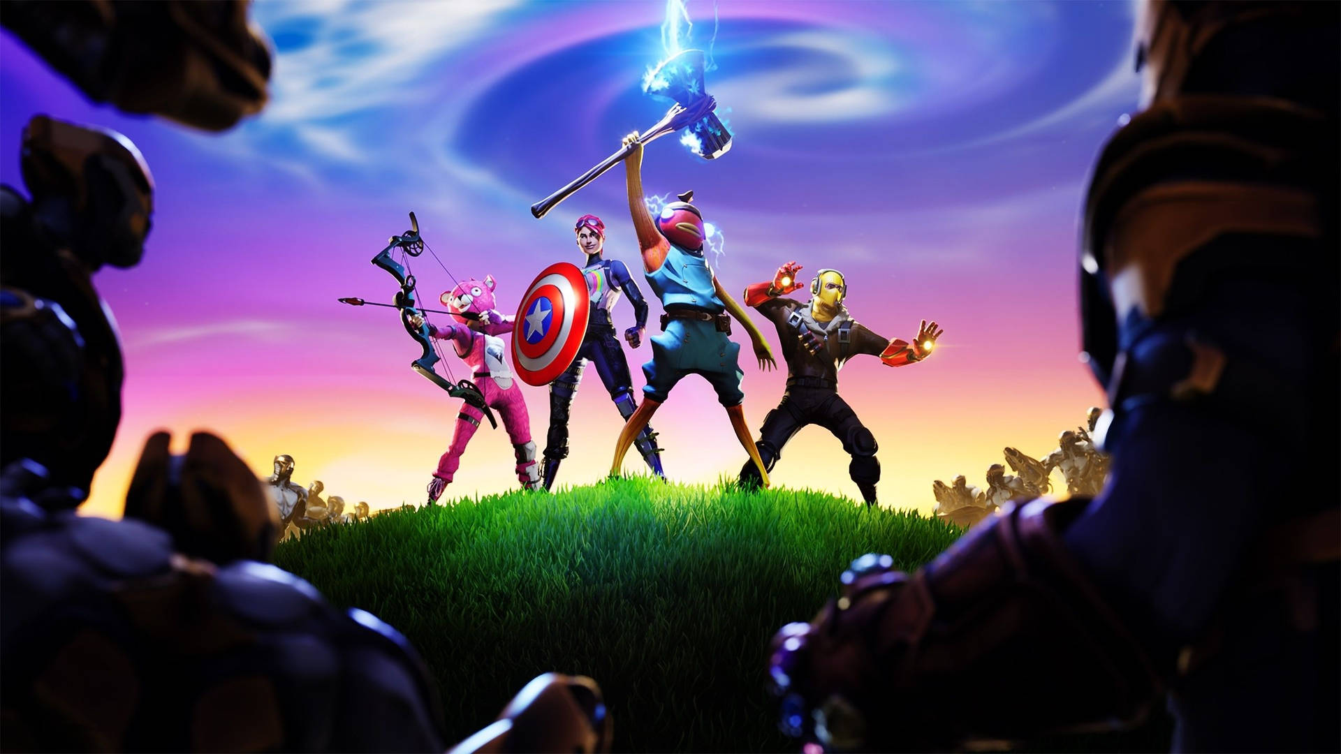 穿著超級英雄服裝的Fortnite角色在日落時分在長滿草的山丘上英勇地擺姿勢。