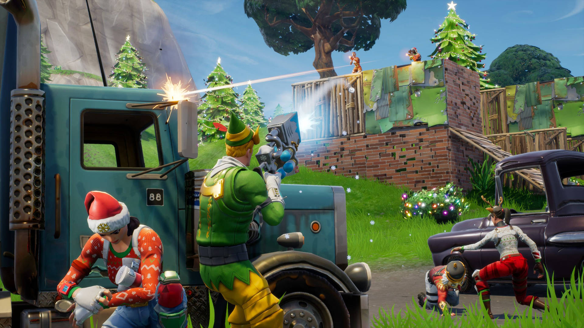 穿著節日裝備的Fortnite玩家在裝飾過的卡車和樹木附近戰鬥。