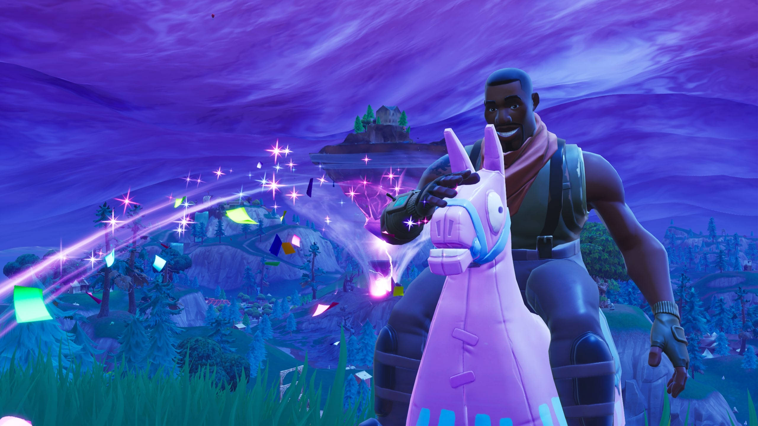 Fortnite 2560x1440 騎玩具驢 壁紙 — 一位《要塞英雄》玩家騎著發光的粉紅色羊駝，穿越充滿閃爍魔法效果的鮮豔紫色暮色景觀。