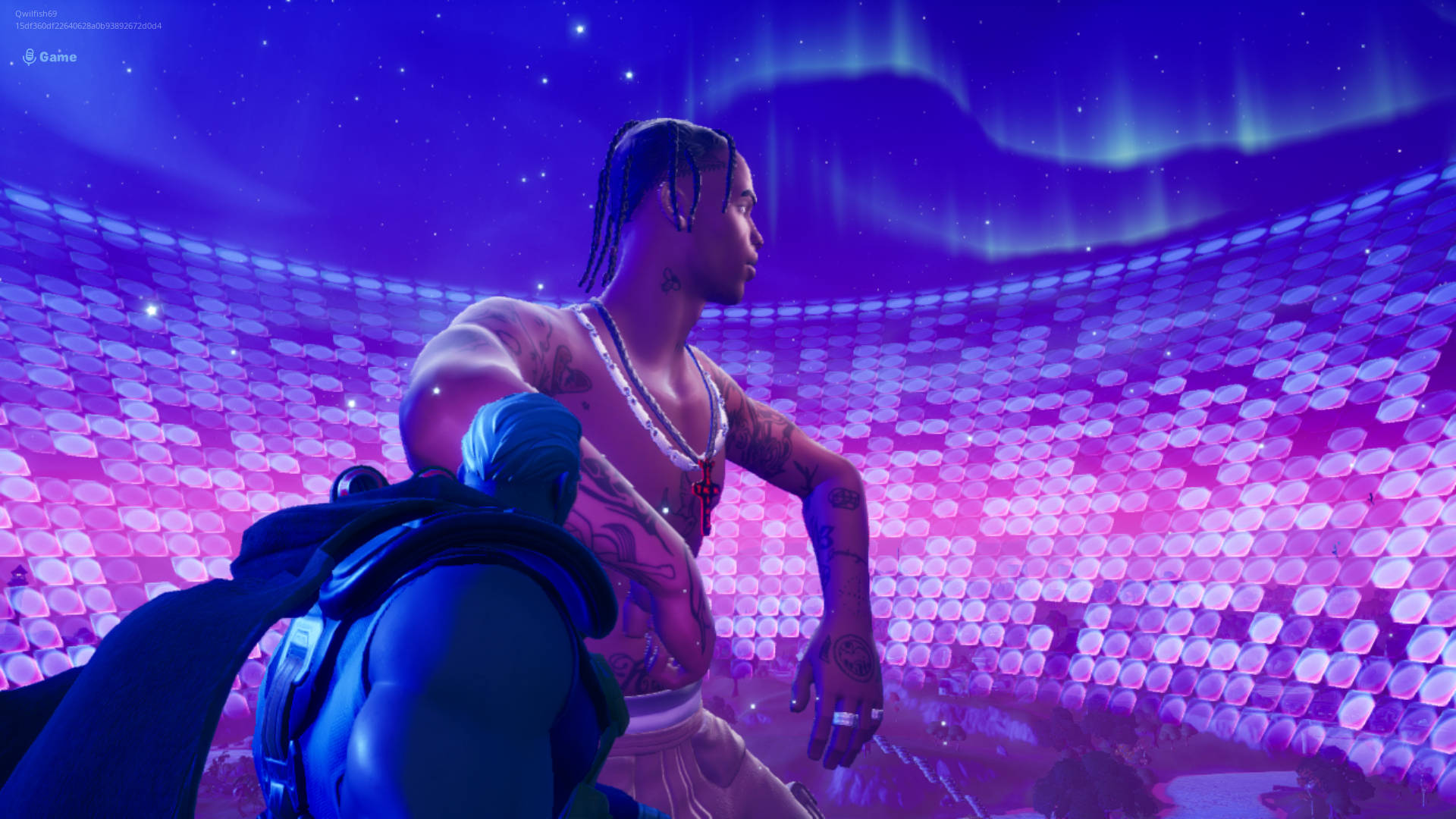 《Fortnite》特拉維斯·斯科特角色 壁紙 — 一個有紋身的Fortnite角色站在發光的紫色競技場中，上方是星光燦爛的極光天空。