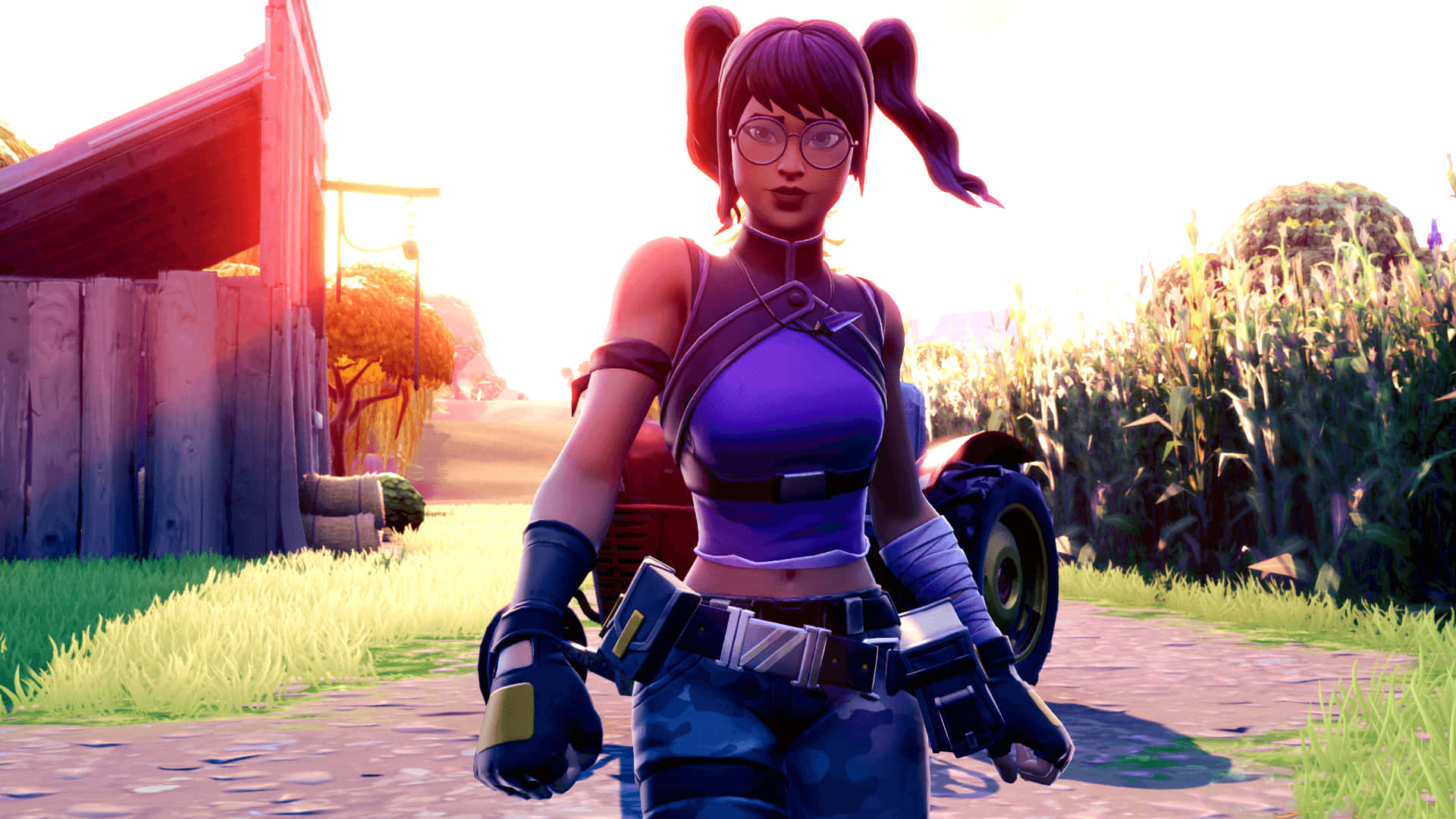 《Fortnite》水晶皮膚漫步空曠穀倉 壁紙 — 一個紫色辮子戴眼鏡的Fortnite角色自信地站在陽光明媚的鄉村環境中，身後有穀倉和玉米田。