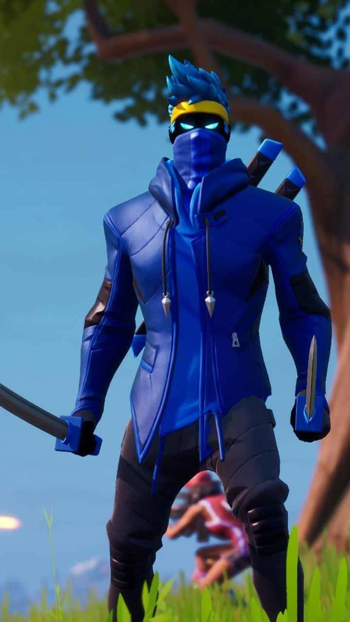 忍者Fortnite樹 壁紙 — 一個身穿藍色服裝、眼睛發光的忍者，在晴朗天空下的草地上持劍站立。