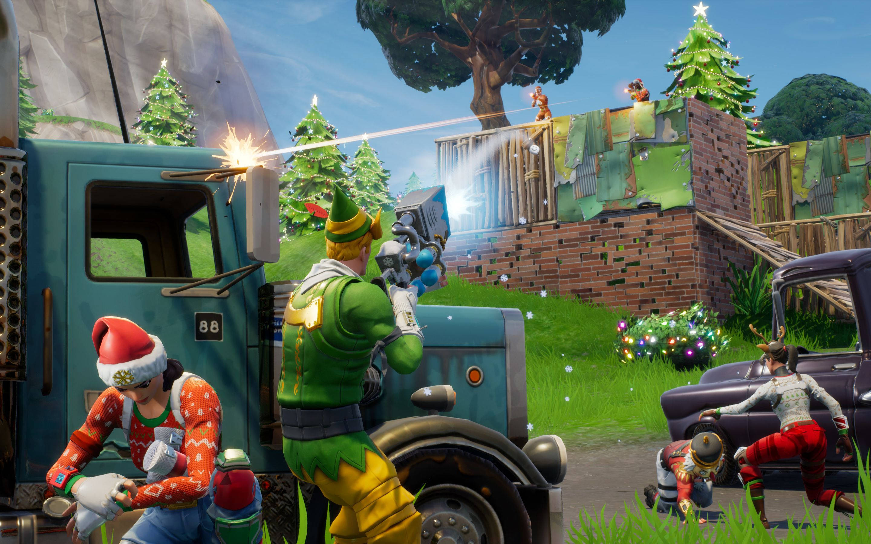 與頂尖電競選手在《Fortnite》冬季大逃殺賽事中對決！ 壁紙 — 玩家穿著節日服裝，在藍色卡車和磚牆附近，在明亮的天空下戰鬥。