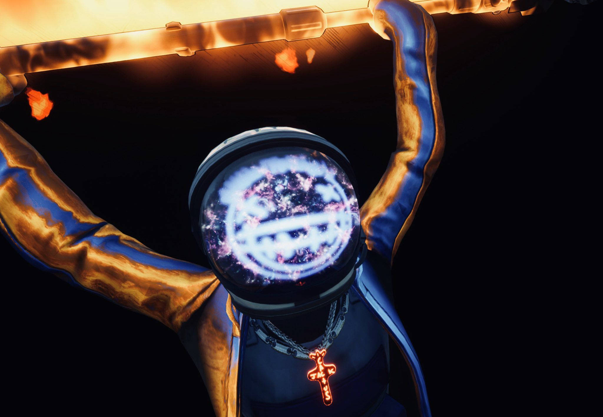 特拉維斯·斯科特《Fortnite》持燃燒金屬管 壁紙 — 一個戴著宇宙臉部設計頭盔和發光十字架項鍊的人物，在黑色背景的火焰光芒下舉起雙臂。
