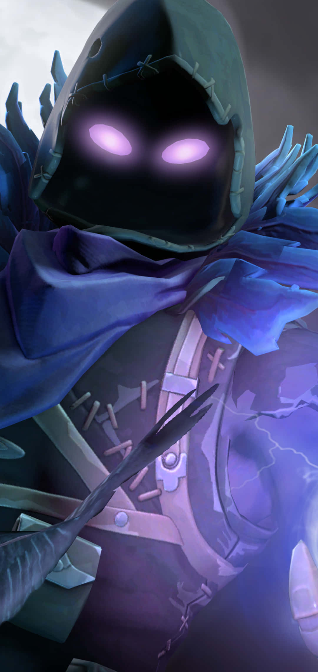 Fortnite Galaxy 紫色發光雙眼 壁紙 — 一個戴著兜帽的身影，擁有發光的紫色眼睛和藍色羽毛斗篷，在陰暗色調中威嚴地站立。