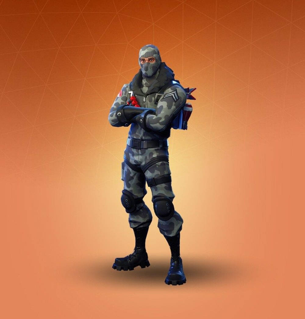 穿著迷彩裝備的Fortnite士兵在橙色背景上交叉雙臂站立。