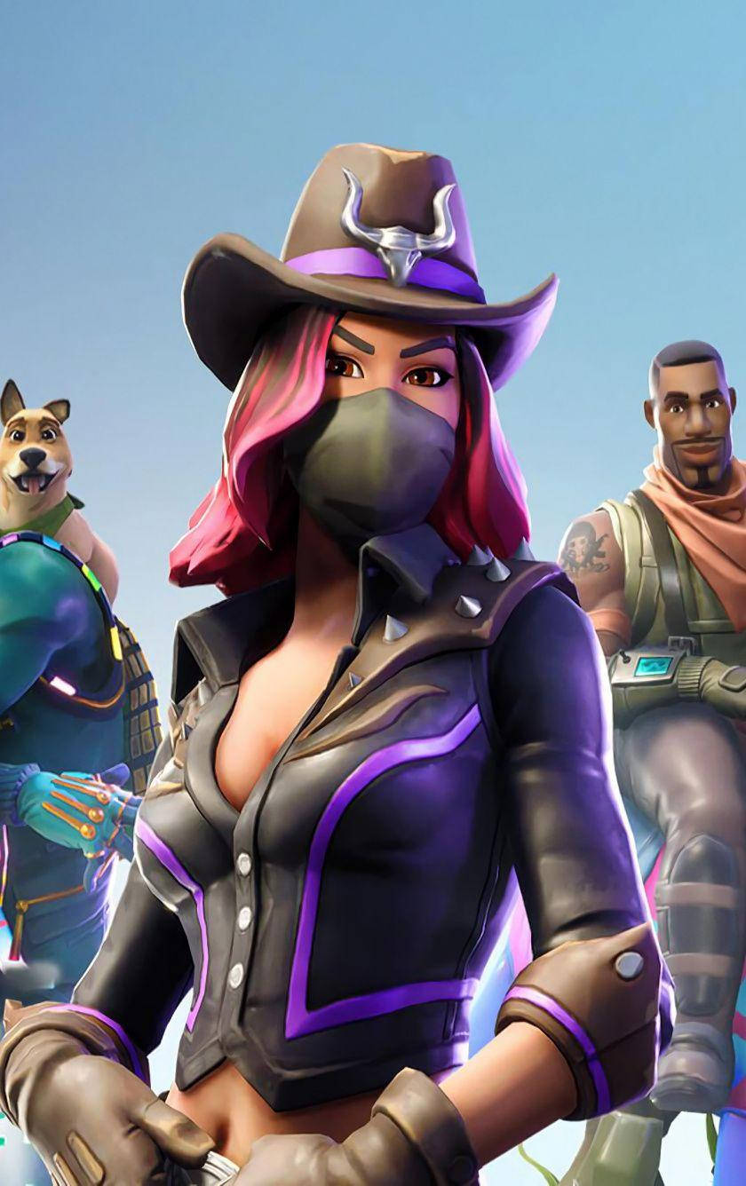 《Fortnite》災難角色第四階段 壁紙 — 一個風格化的女性牛仔角色，粉紅色頭髮和面具，與兩個同伴站在中央，背景是清澈的藍天。