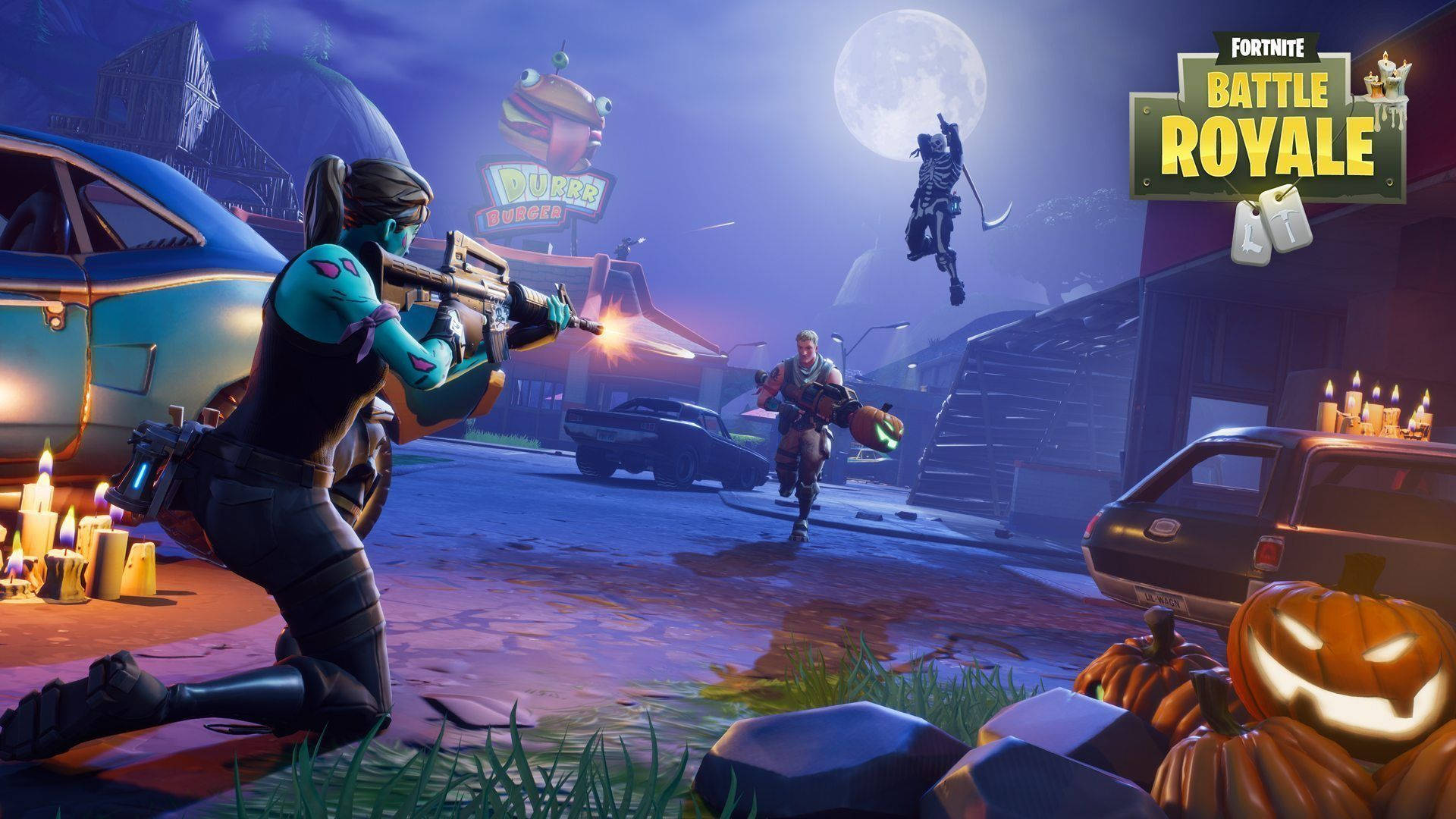 萬聖節 Fortnite 火力全開桌面壁紙 壁紙 — 兩位《要塞英雄》玩家在滿月下，於一條充滿南瓜和蠟燭的恐怖萬聖節主題城市街道上戰鬥。