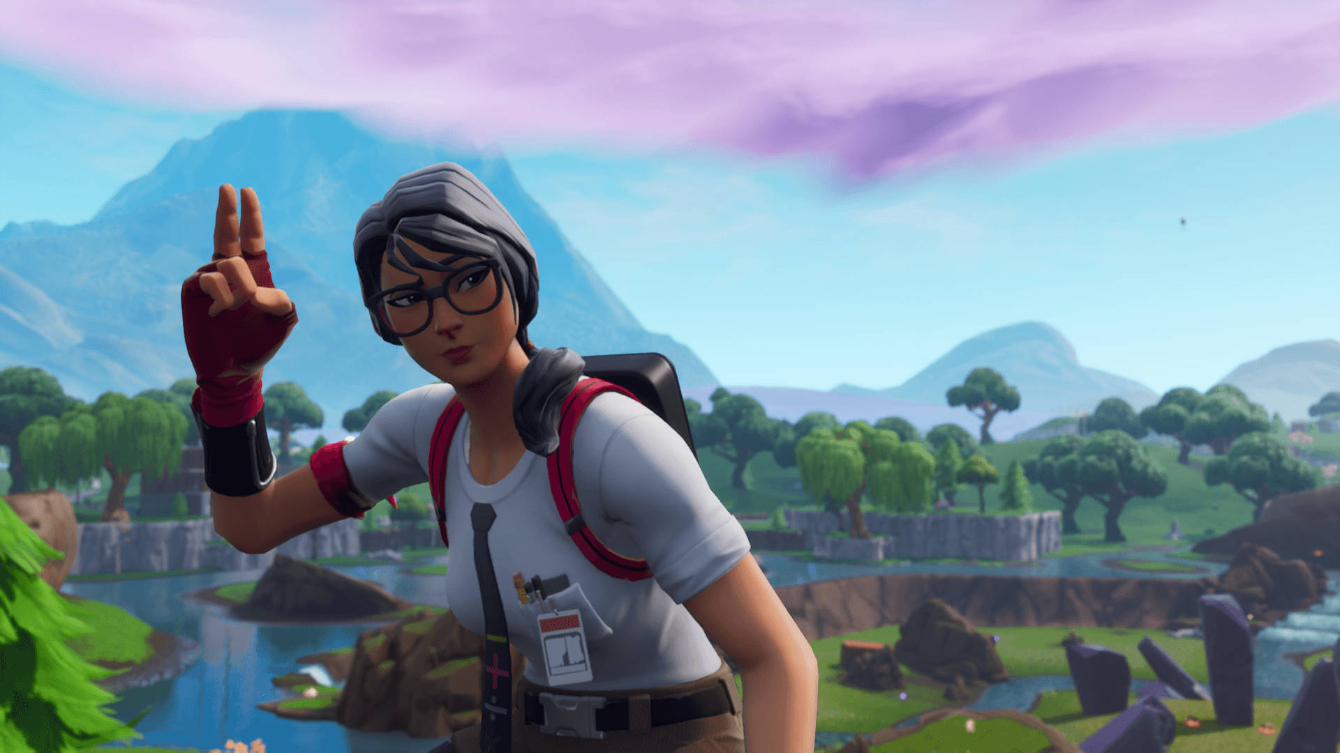 《Fortnite》Maven角色縮圖 壁紙 — 一個戴眼鏡和揹背包的Fortnite角色在充滿活力的山景和紫色雲朵背景下做出和平手勢。