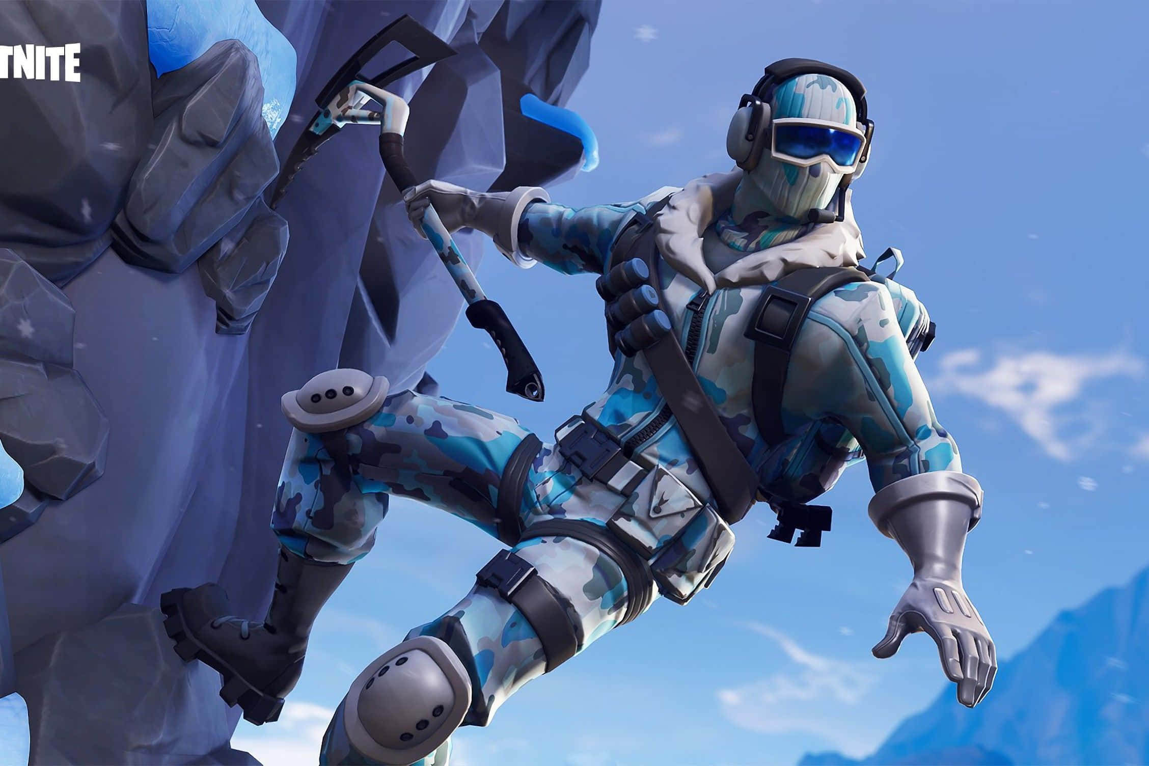 加入戰鬥——選擇你的《Fortnite》角色 壁紙 — 一個穿著藍色迷彩裝備的《要塞英雄》角色，在晴朗的藍天下用鎬子攀爬岩石峭壁。