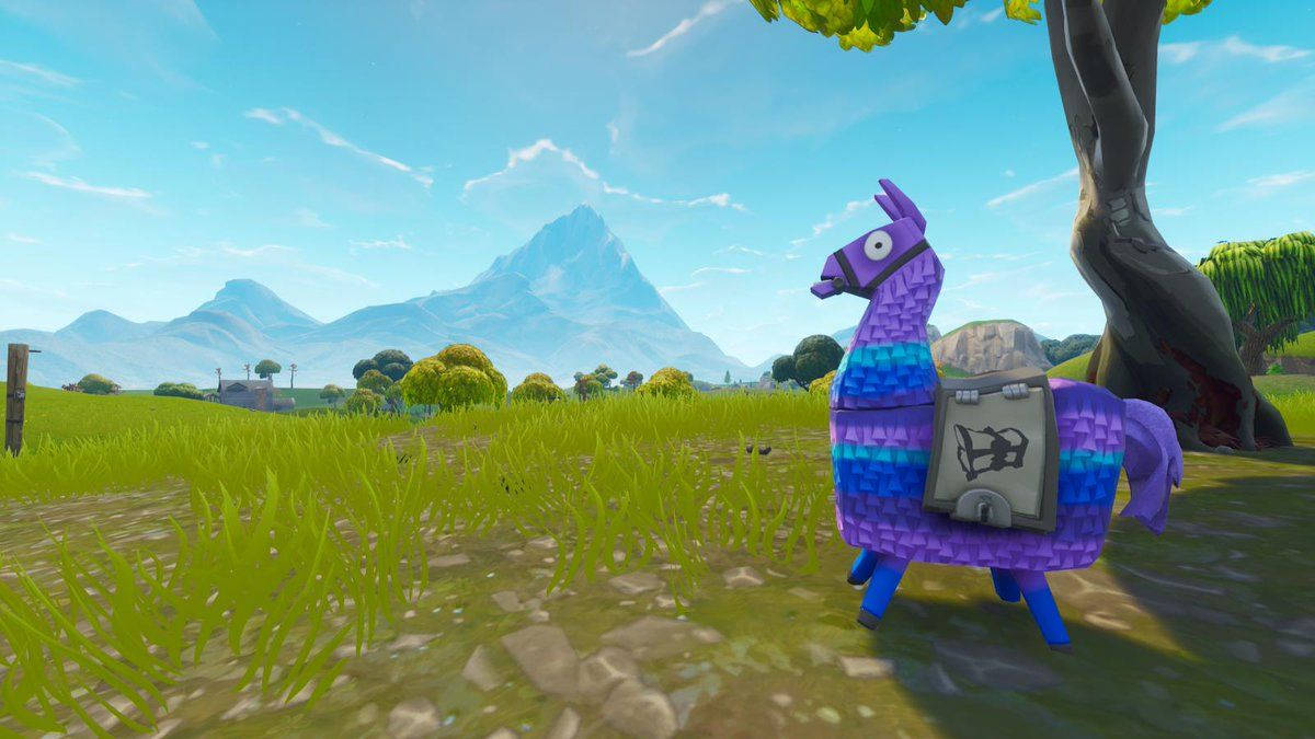 Fortnite 畫面縮圖：奔跑的羊駝 壁紙 — 一隻像素化的紫色羊駝背着背包，站在一棵樹下的草地上，背景有山脈。