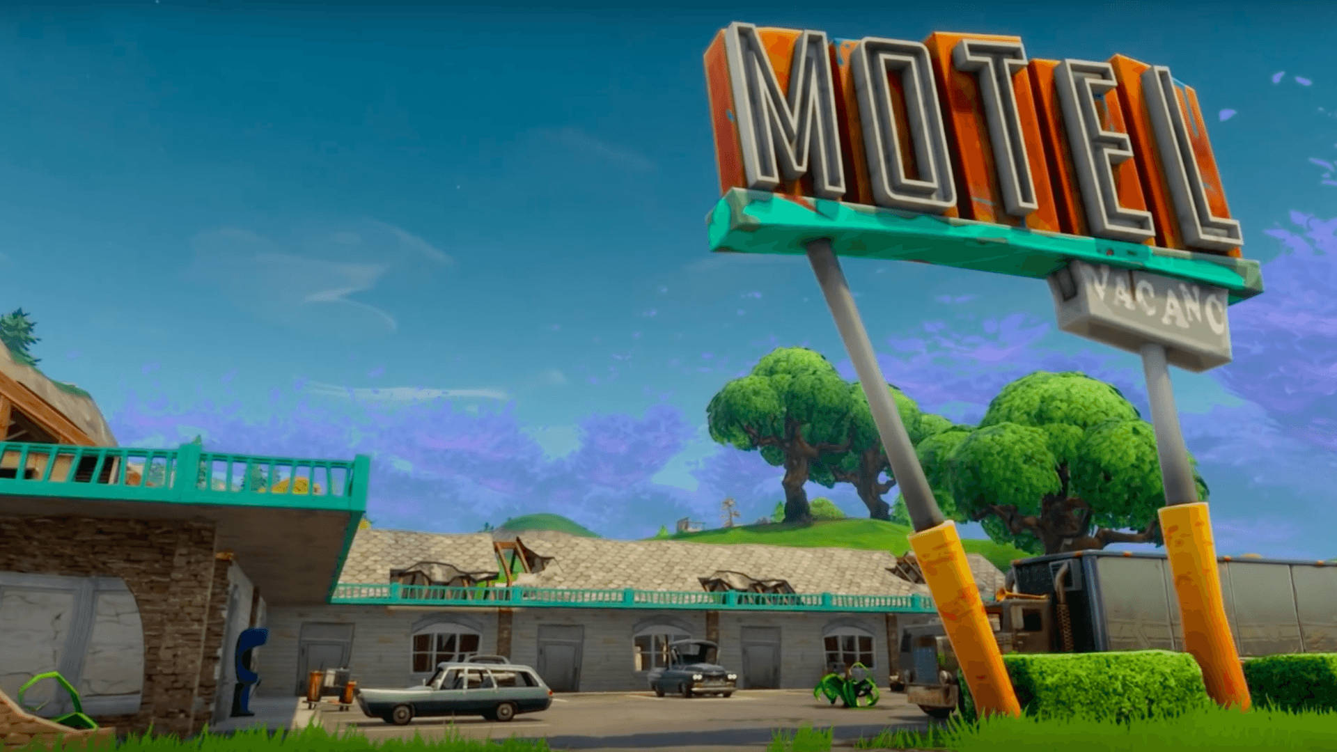 《Fortnite》大逃殺 Motel Town 桌面壁紙 壁紙 — 一間復古汽車旅館，在晴朗藍天下，有傾斜的霓虹招牌，周圍環繞著綠樹和經典汽車。