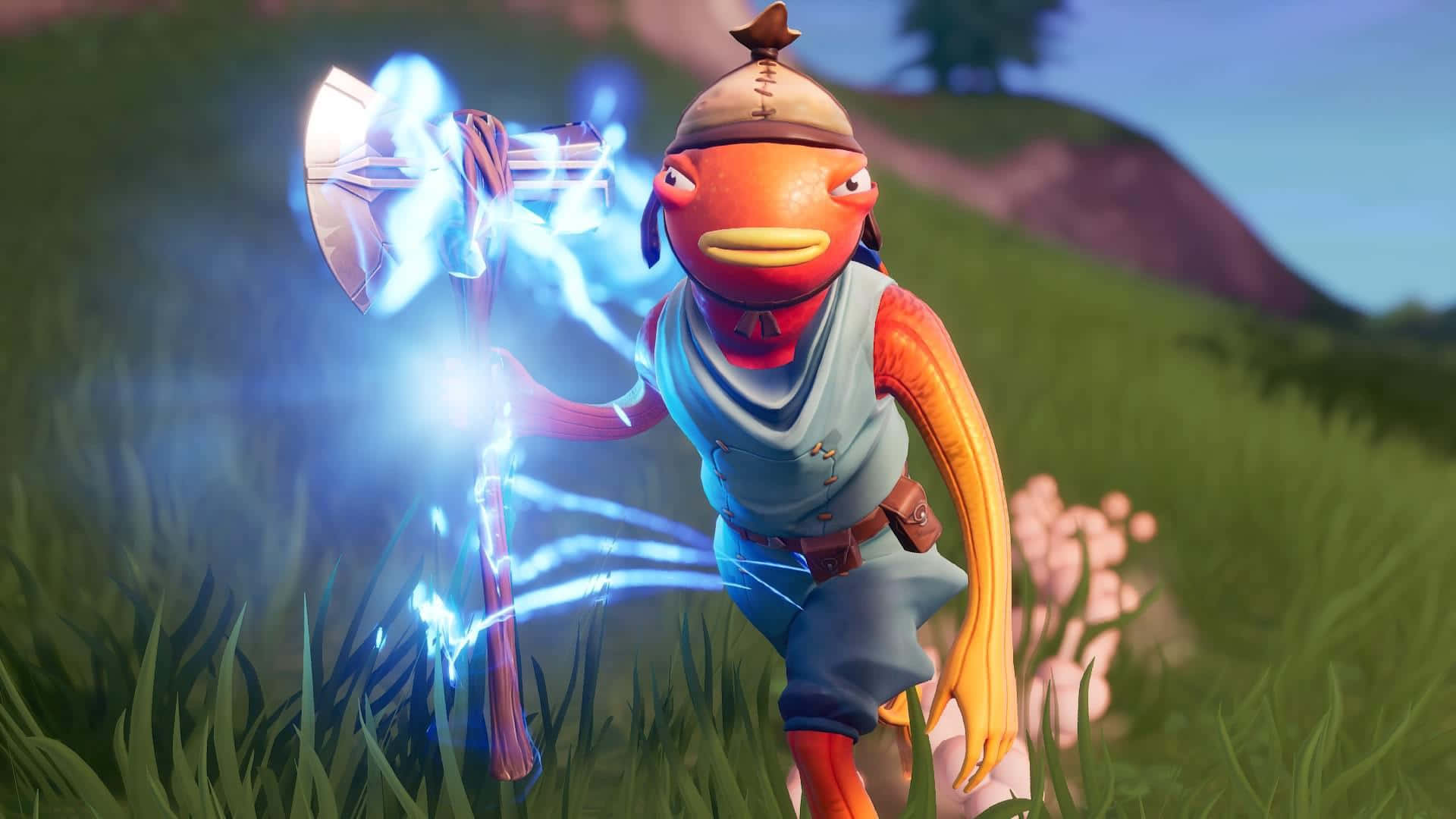 在大逃殺中大放異彩，穿上《Fortnite》魚竿造型！ 壁紙 — 一個卡通橙色魚角色在晴朗天空下的草地上揮舞著發光的藍色斧頭。