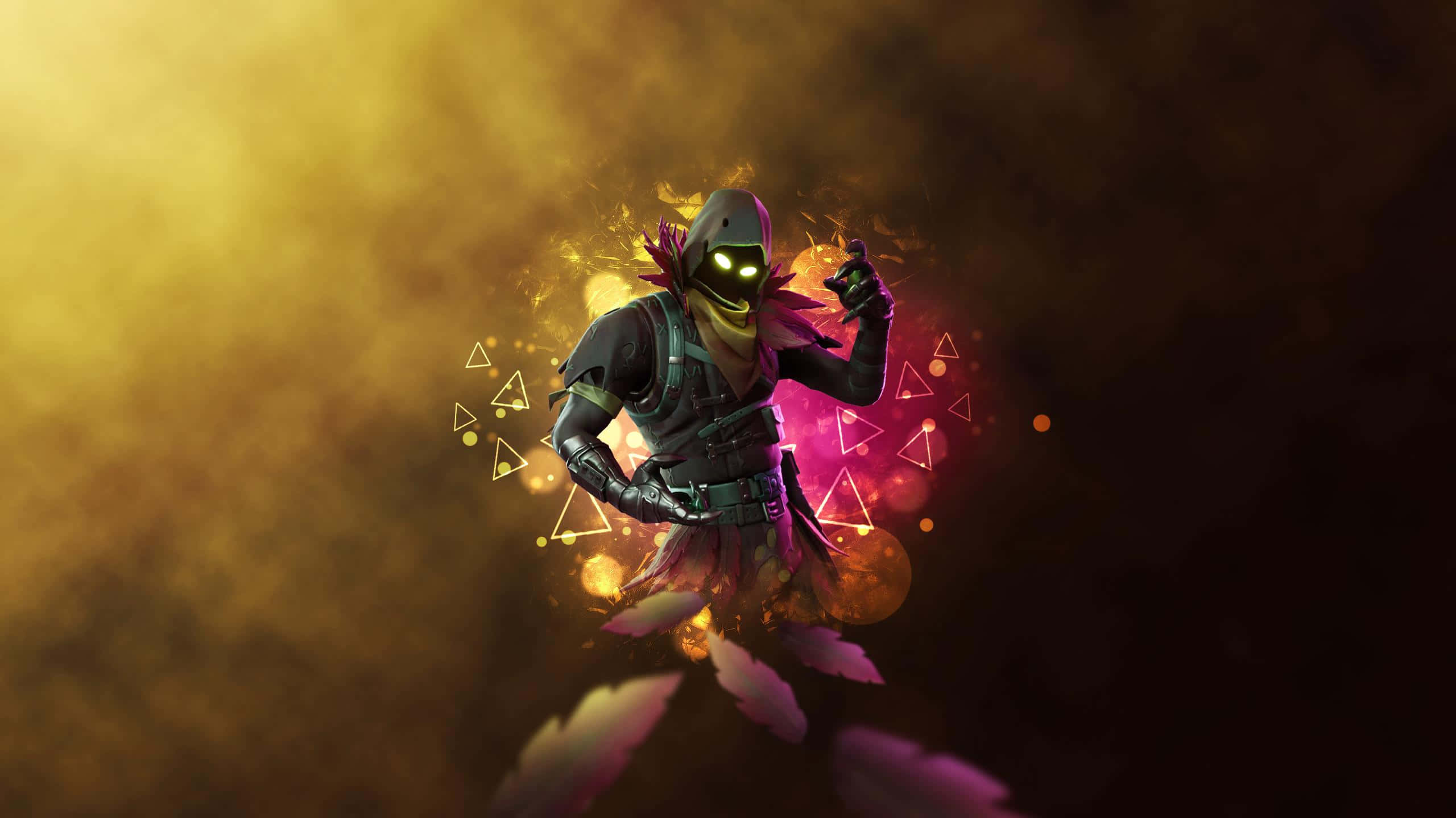 立即取得烏鴉《Fortnite》皮膚，主宰大逃殺戰鬥 壁紙 — 一位戴面具的戰士，擁有發光的眼睛和紫色羽毛，在煙霧彌漫的金色背景下散發出熾熱的能量。