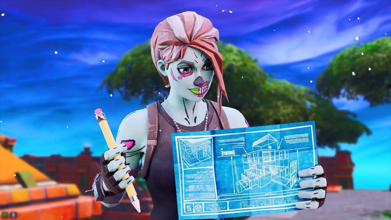 Fortnite 精選縮圖：Ramirez 身著 Ghoul Trooper 裝束持地圖 壁紙 — 一個粉紅色頭髮、骷髏妝容的Fortnite角色，在暮色天空和樹木的背景下拿著藍圖和鉛筆。