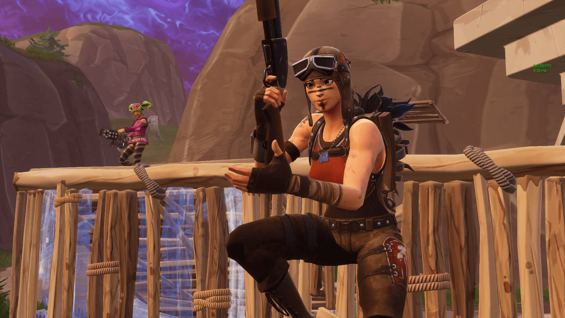 《Fortnite》Renegade Raider 英雄 壁紙 — 一個《要塞英雄》角色穿著飛行員裝備蹲在木橋上，手持霰彈槍，背景中可見另一個角色。