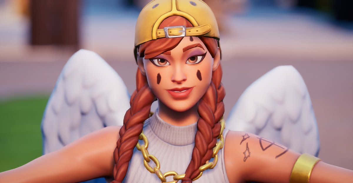 Fortnite 魅影皮膚展翅張臂 壁紙 — 一個風格化的女性角色，擁有天使翅膀和辮子頭髮，戴著黃色帽子和金鏈，背景是模糊的戶外。