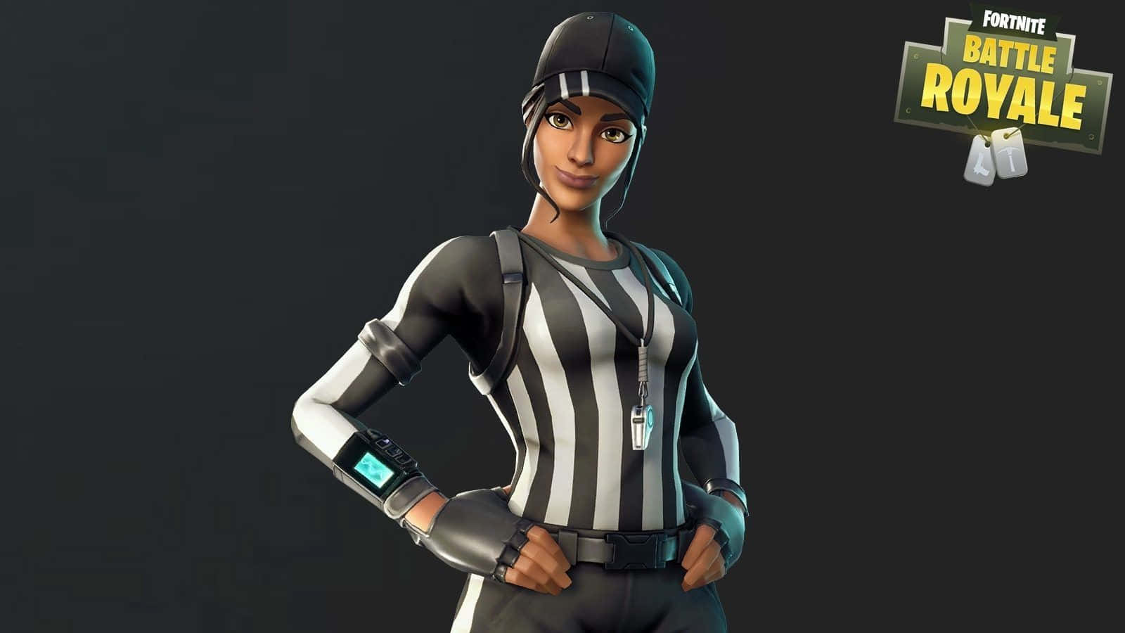 準備以新《Fortnite》足球皮膚踢出風格！ 壁紙 — 一位自信的女裁判身穿黑白條紋制服，雙手叉腰，站在深色背景前。