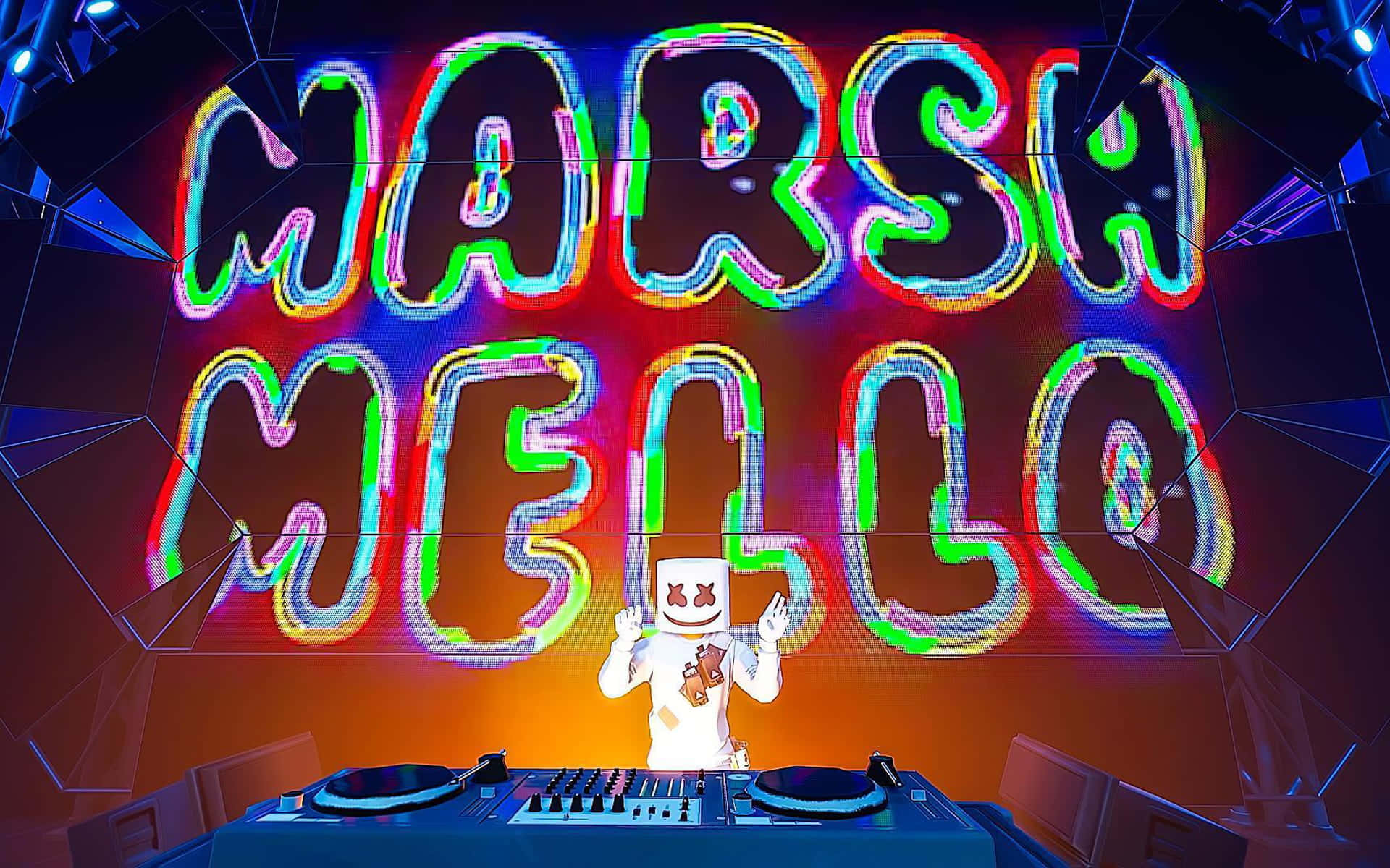 DJ Marshmello 在音樂會上表演，身後有鮮豔的霓虹燈牌。