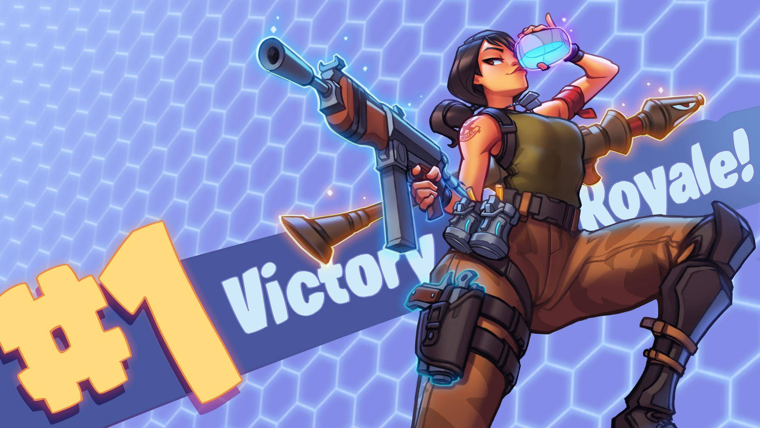 Fortnite：勝利王冠速度 壁紙 — 一位身穿戰術裝備的勝利女玩家，在發光的六邊形背景前，手持步槍並以飲料慶祝勝利。