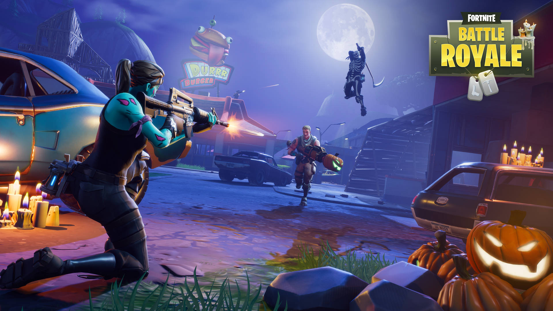 兩個Fortnite角色在夜晚的萬聖節街道上與南瓜和蠟燭戰鬥。