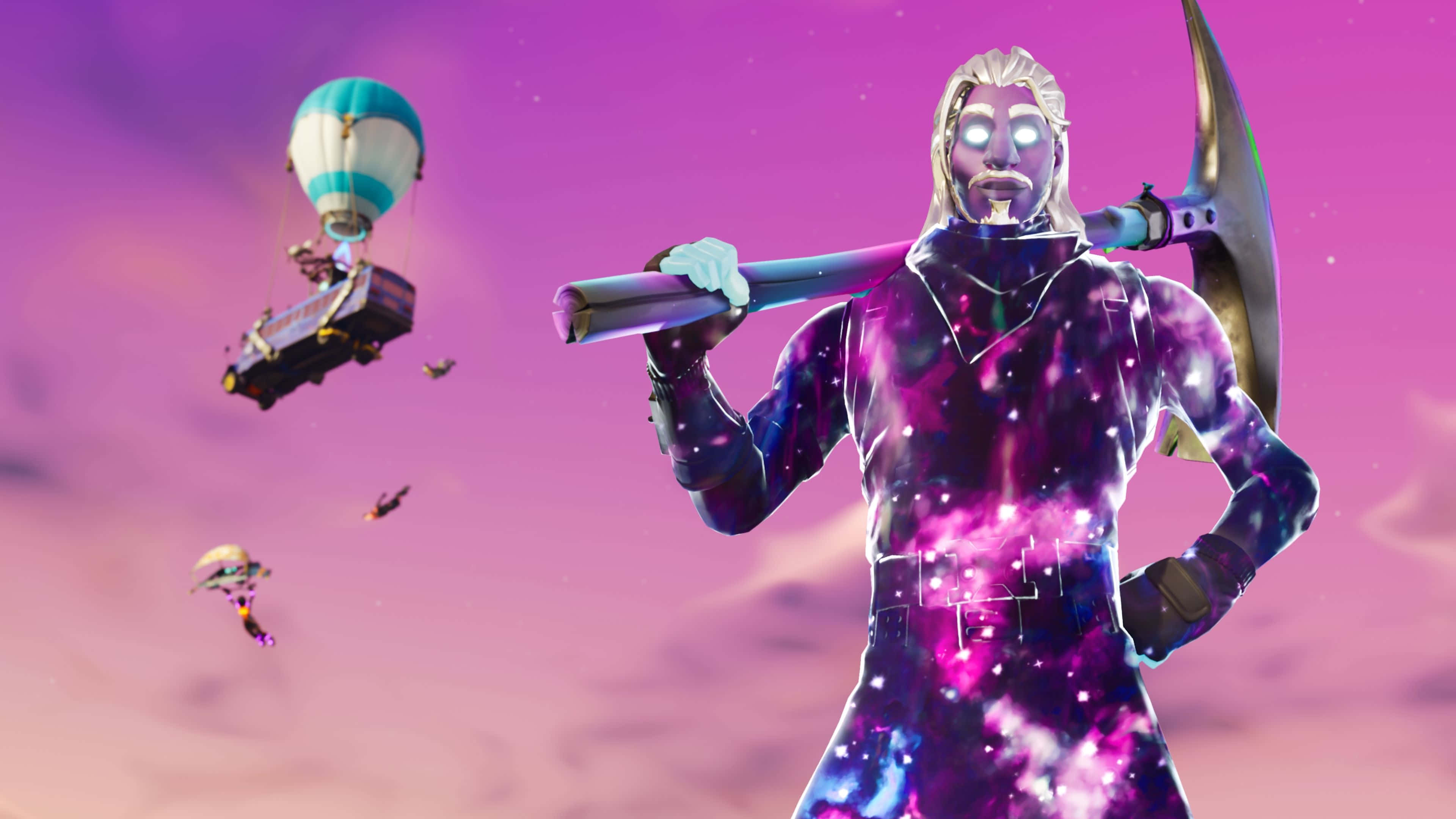 Fortnite 星際主題持錘與熱氣球 壁紙 — 一位擁有發光眼睛和銀河圖案盔甲的宇宙戰士，自信地站在充滿活力的紫色天空下，附近漂浮著熱氣球和滑翔機。