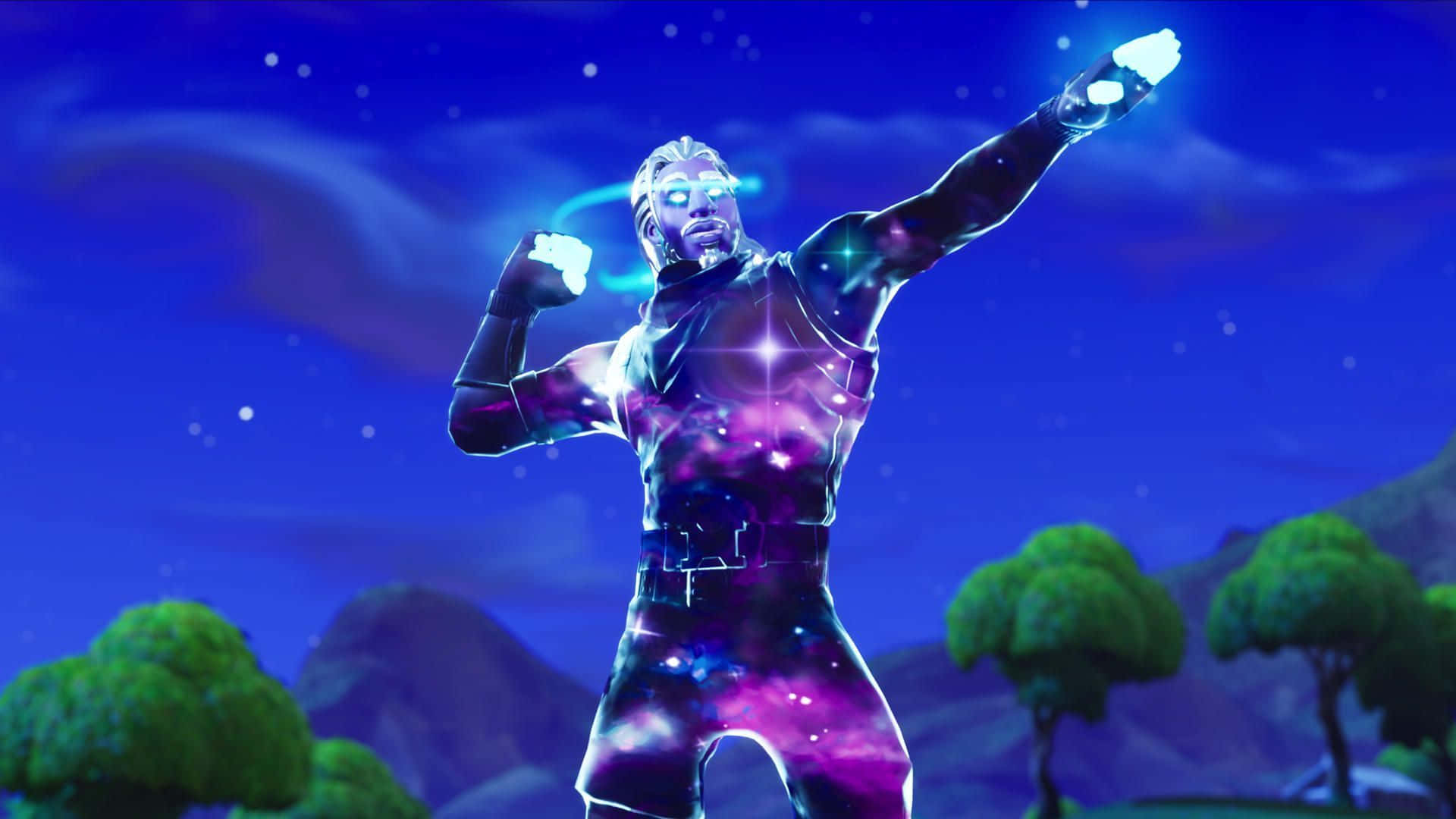 Fortnite 星際主題與樹木背景 壁紙 — 一位發光的宇宙超級英雄穿著銀河主題套裝，在繁星點點的夜空和風格化的樹木背景下擺出英勇姿勢。