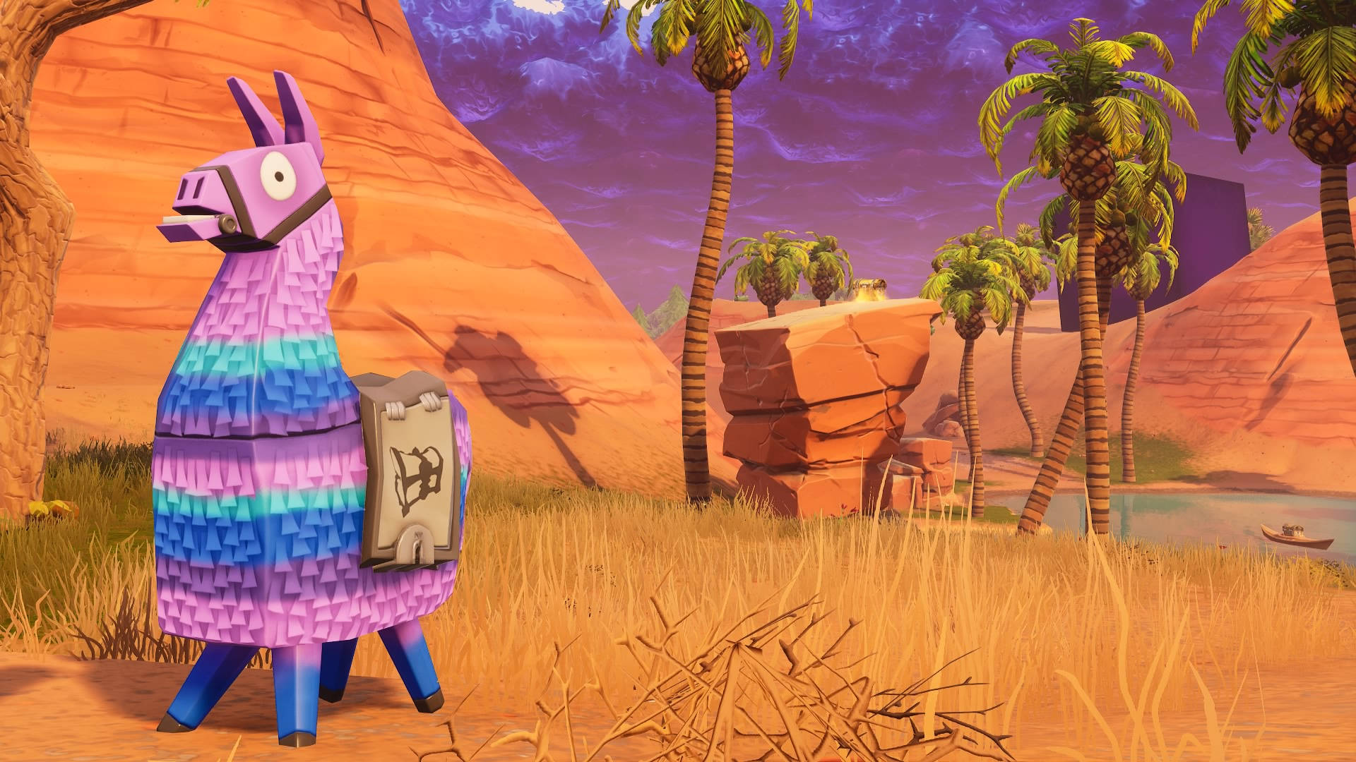 Fortnite 火力全開 供應羊駝在沙漠 壁紙 — 一隻像素化的紫色和藍色羊駝背着背包，站在紫色天空下，沙漠中有棕櫚樹和岩石懸崖。