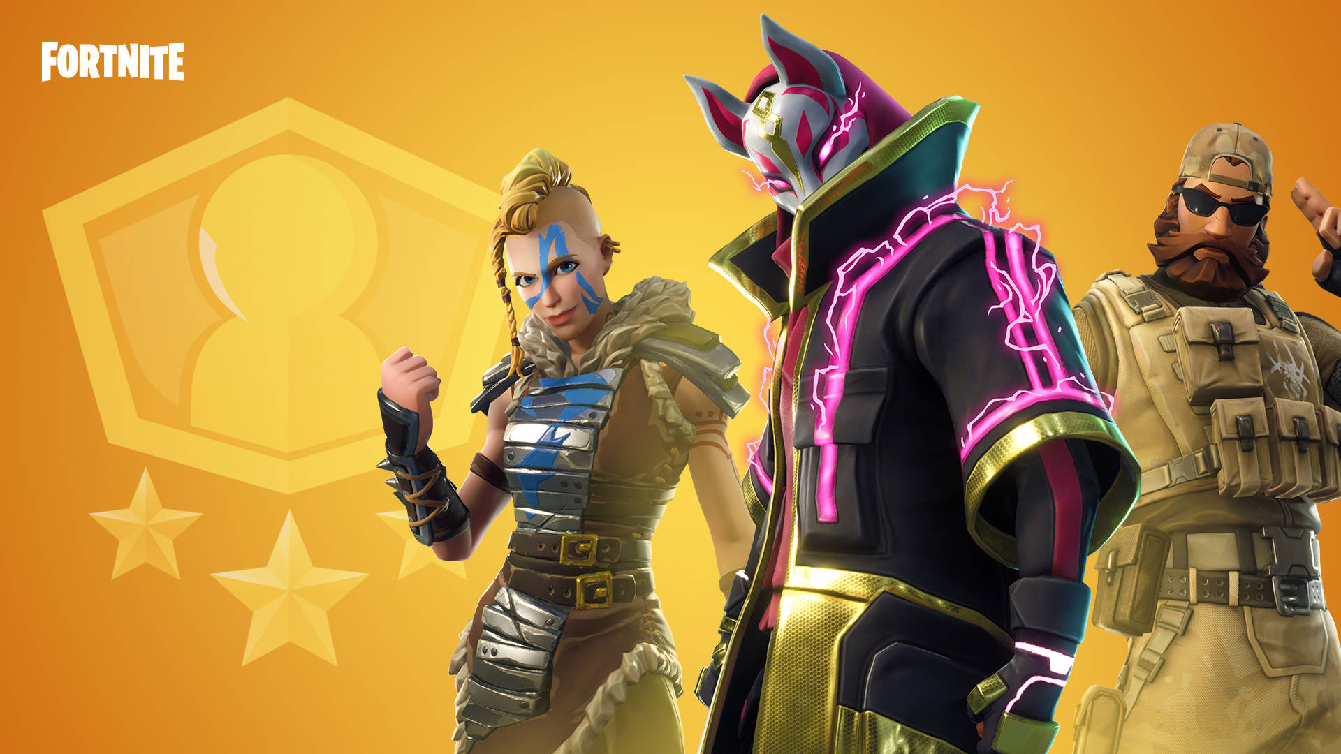 Fortnite 火力全開 多款皮膚 壁紙 — 三個《Fortnite》角色身穿鮮豔盔甲，自信地站在帶有星星和盾牌標誌的發光橙色背景前。