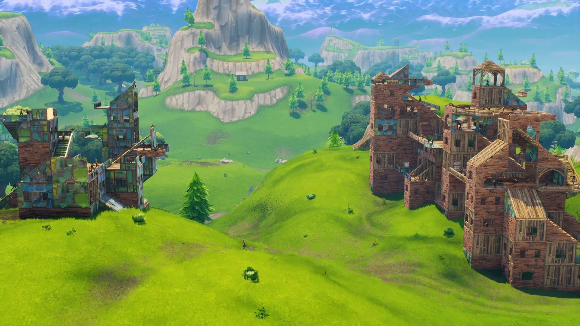 Fortnite 火力全開 山丘要塞 壁紙 — 充滿活力的綠色山丘上點綴著質樸的木結構，在明亮的藍天下有蓬鬆的雲朵。