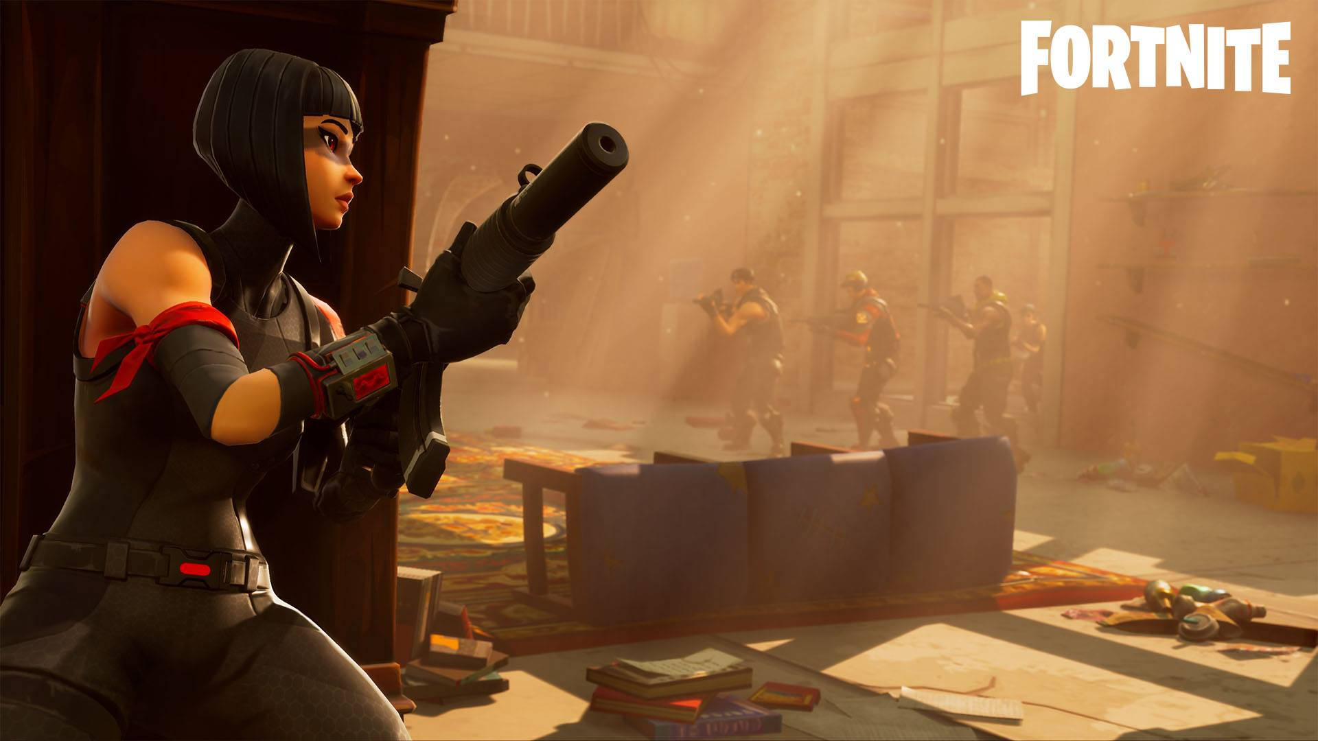 Fortnite 火力全開 影子特勤隱藏 壁紙 — 一個身穿黑色戰術裝備的Fortnite角色在佈滿灰塵、陽光照射的房間中瞄準武器，背景有其他玩家。