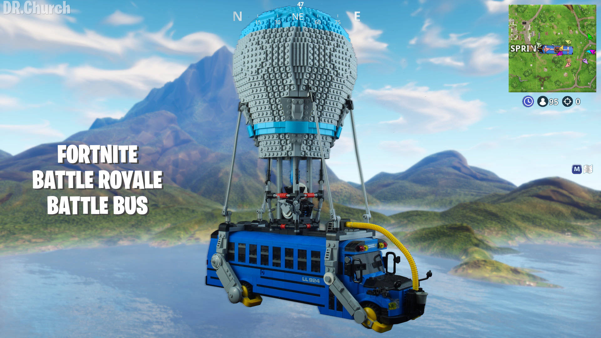 Fortnite 火力全開 戰鬥巴士 壁紙 — 來自《要塞英雄》的藍色LEGO風格戰鬥巴士漂浮在水面上，背景有山脈，天空明亮。