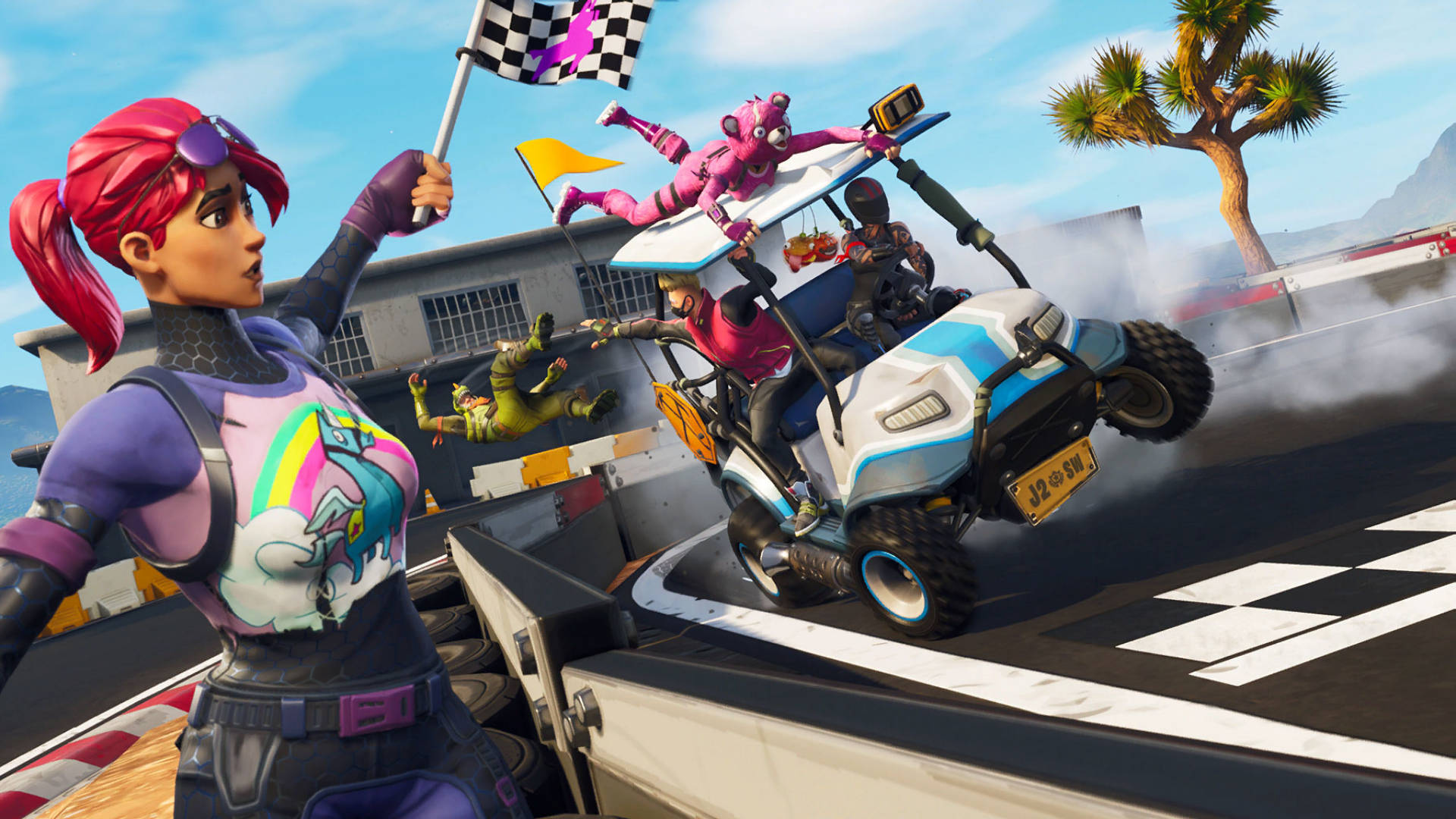 Fortnite 火力全開 賽車高爾夫球車 壁紙 — 一個充滿活力的Fortnite賽車場景，粉紅色頭髮的賽車手揮舞著格子旗，高爾夫球車在空中翻轉，乘客飛出。