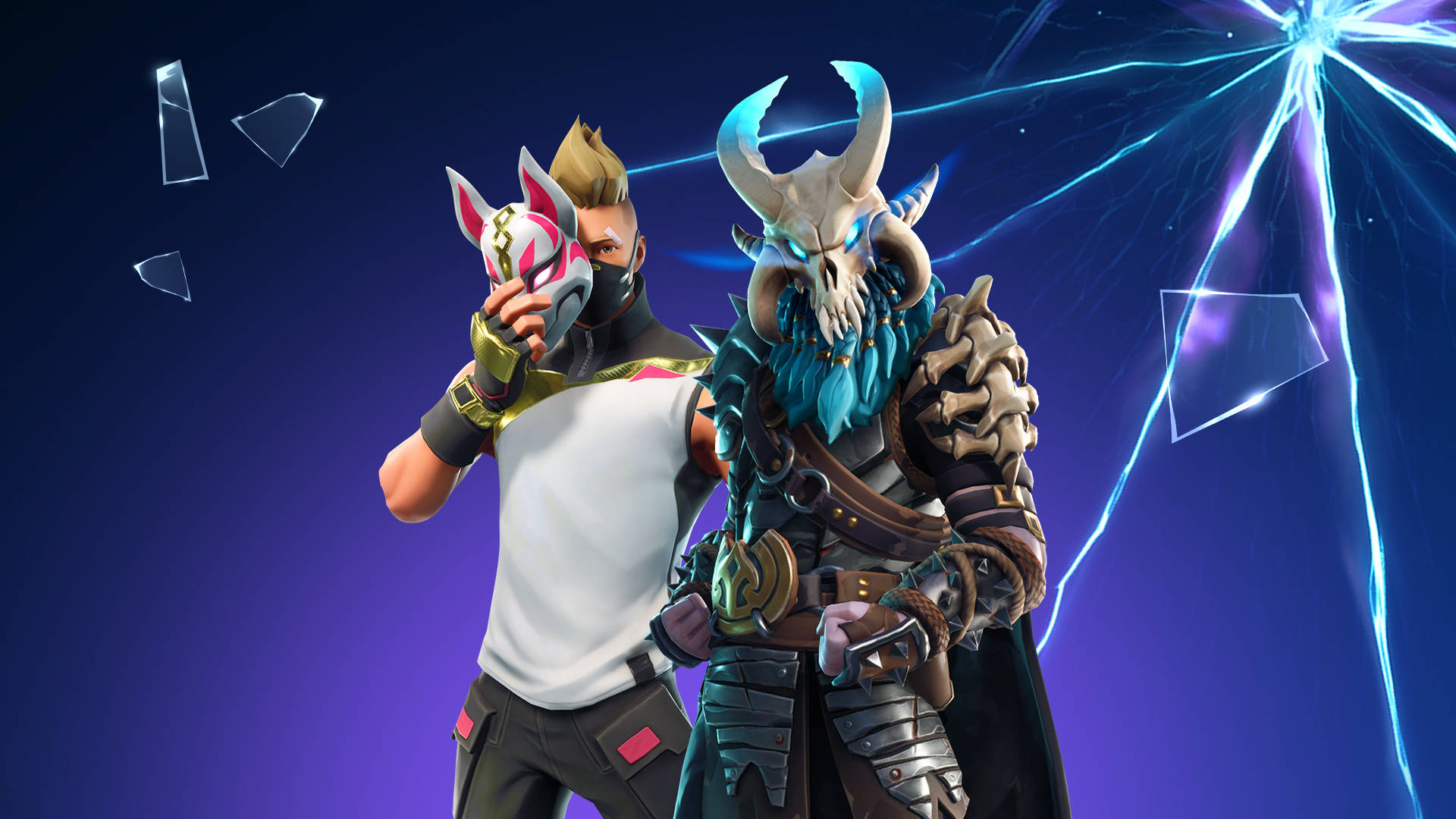 Fortnite 火力全開 飛馳與雷神 破碎玻璃背景 壁紙 — 兩個 Fortnite 角色並排站立，一個穿著休閒服裝手持面具，另一個戴著骷髏頭盔和盔甲，背景是發光的藍色碎玻璃。
