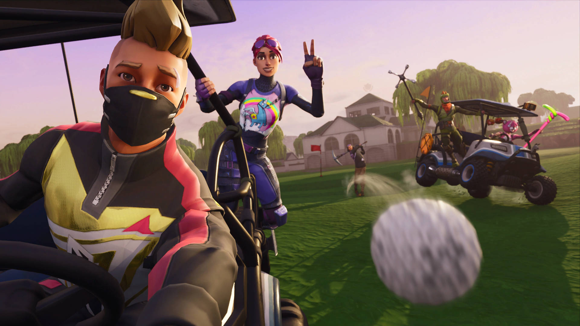 Fortnite 火力全開 高爾夫球車 壁紙 — 穿著色彩繽紛服裝的高爾夫球手在充滿活力的球場上打球，配有高爾夫球車和飛行的球，背景是明亮的日落場景。