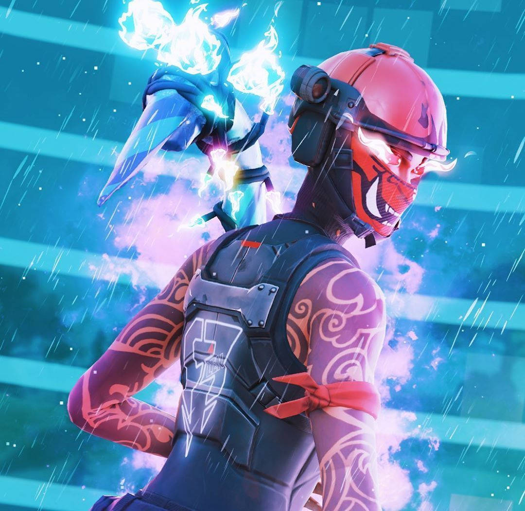Fortnite 畫面縮圖：狂躁者 壁紙 — 一位賽博龐克戰士手持發光藍色能量武器，站在雨中的霓虹城市景觀中，戴著紅色頭盔和複雜的紋身。