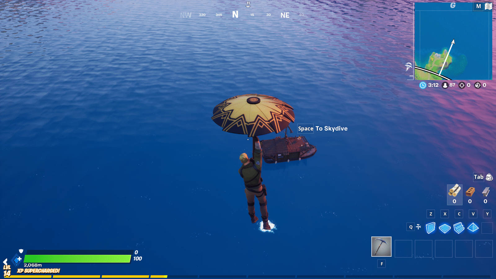 Fortnite 玩家帶住雨傘同小船喺海洋上空滑翔